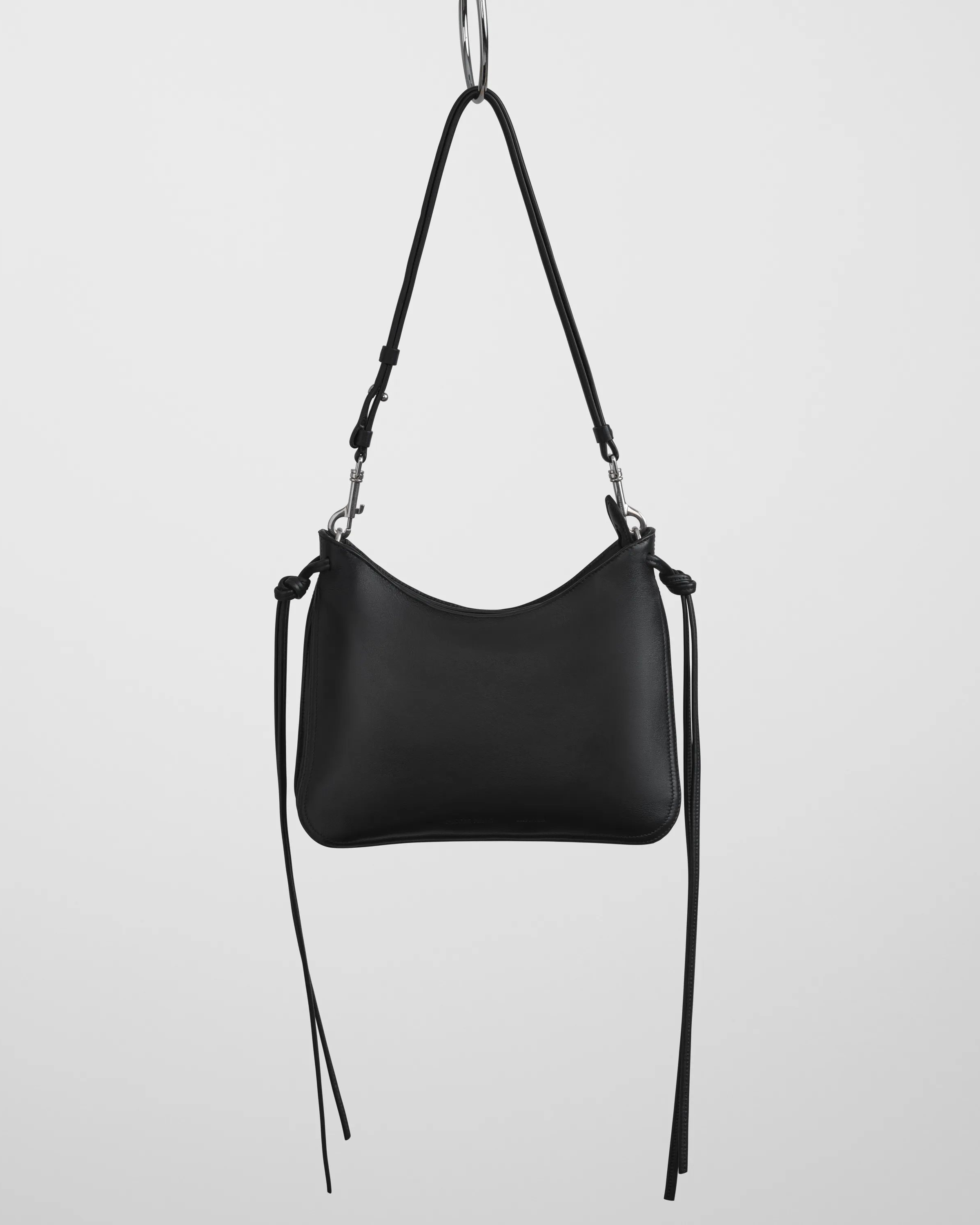 채정안 픽 신상 명품백 6👜
한번 사면 제대로 뽕 뽑을 수 있는 신상 명품백 6가지✅

1. 미우미우 (MIUMIU)
- 가죽 보 백, 블랙 / 460만 원

2. 피비 파일로 (PHOEBE PHILO)
- 스몰 긱 백, 블랙 / 330만 원

3. 발렌시아가 (BALENCIAGA)
- 로데오 스몰 유즈드 이펙트 원 참 핸드백, 블랙 / 640만 원

4. 생 로랑 (SAINT LAURENT)
- 르 5 아 7 서플 스몰 스웨이드, 베얼리 핑크 / 372만 원

5. 펜디 (FENDI)
- 맘마백 미디엄, 블랙 / 472만 원

6. 브루넬로 쿠치넬리(BRUNELLO CUCINELLI)
- 모닐리 송아지 가죽 BC 듀오백, 바크 / 630만 원대 이미지3