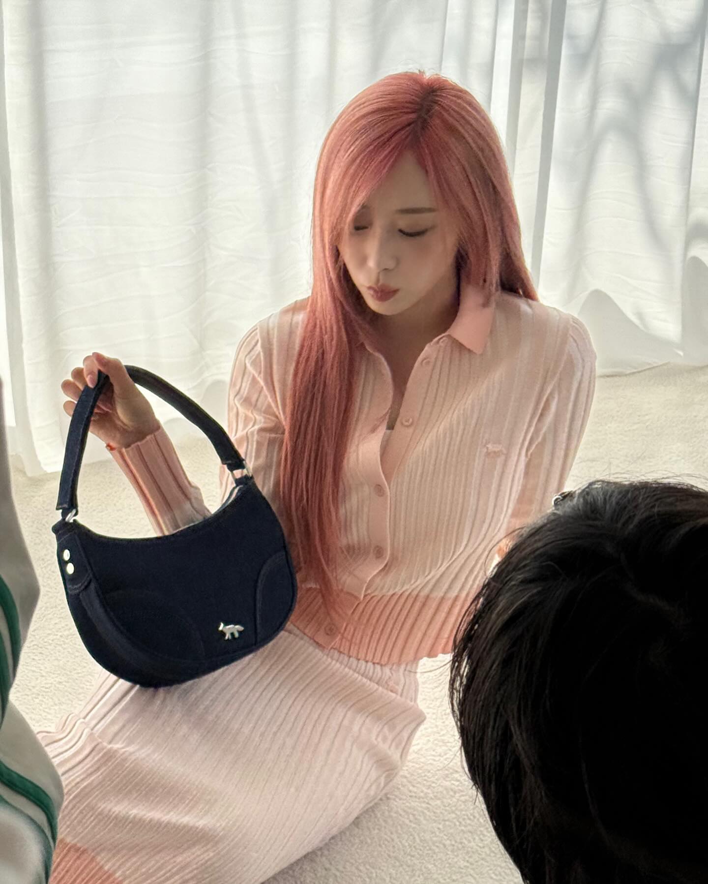 메종키츠네도 접수한 지젤력🦊

에스파 지젤이 메종키츠네 2025 봄/여름 컬렉션에 함께 했습니다. 서울의 여름에서 즐길 수 있는 일상 속의 자연스러운 순간들을 담아냈다고 하는데요.

더욱 현장감 있는 화보 촬영 비하인드, 바로 감상해보세요🤍 이미지3