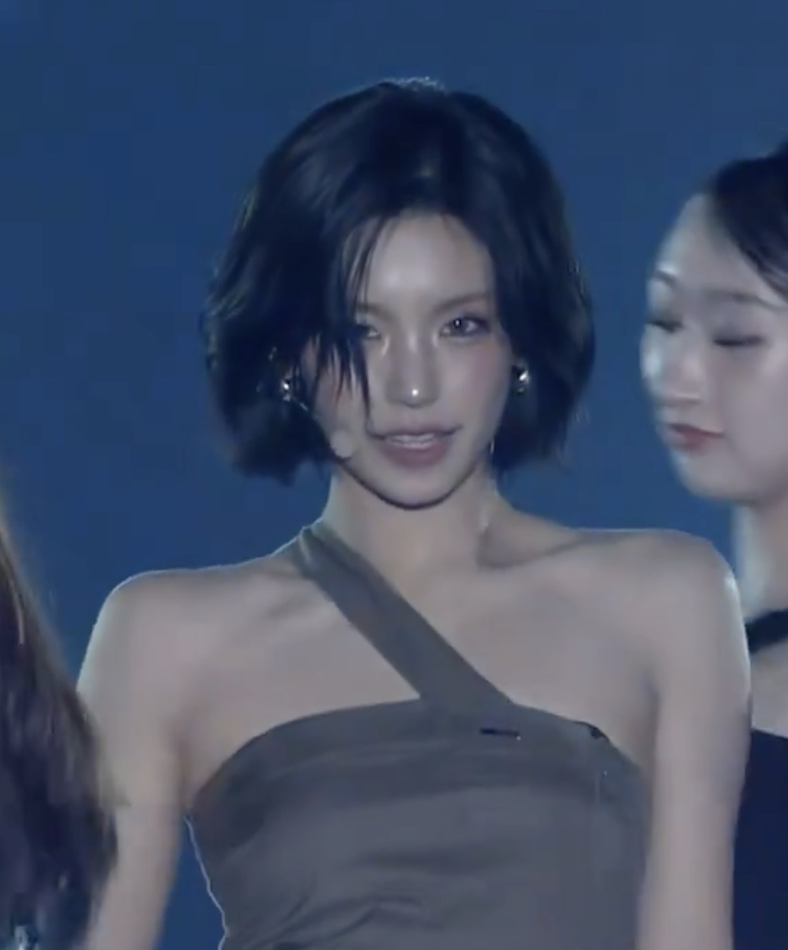찐 AI같은 칼단발 예지🖤✨ 이미지