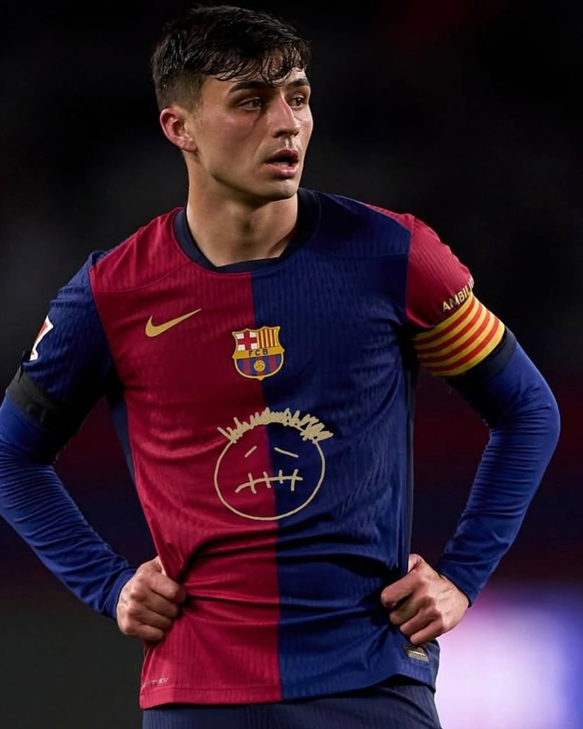 바르셀로나 x 트래비스 스캇, 엘 클라시코에서 만난다🔥⚽️

바르셀로나(fcbarcelona)가 5월 11일 엘 클라시코(El Clásico)에서 트래비스스캇(travisscott)의 로고가 들어간 스페셜 유니폼을 선보입니다.

이번 유니폼은 24-25 홈킷을 기반으로 하며, 기존 스포티파이(spotify) 로고 대신 캑터스잭(cactusjack)로고가 들어갈 확률이 높아보이니다.

선수들은 이미 해당 유니폼을 착용한 촬영까지 마쳤다는 현지 보도가 나온 만큼, 공식 이미지는 곧 공개될 것으로 보입니다.

음악과 축구, 그 한가운데에 스캇😎 이미지5