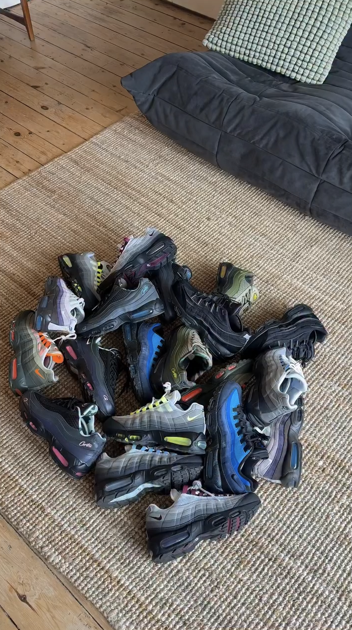 다들 신발 로테이션 이렇게 하죠?👟

☑️체크포인트

- 측면 웨이브 디자인: Air Max 95의 상징이죠. 인체의 근육과 갈비뼈를 형상화한 것이 특징.

- 레어한 슈레이스 루프: 끈 구멍이 슈즈 상단을 따라 분산되어 있고, 여러 색상으로 포인트를 줍니다.

- 앞/뒤 에어 유닛: Air Max 95는 최초로 전족부와 후족부 둘 다 에어 유닛이 탑재된 모델. 이미지