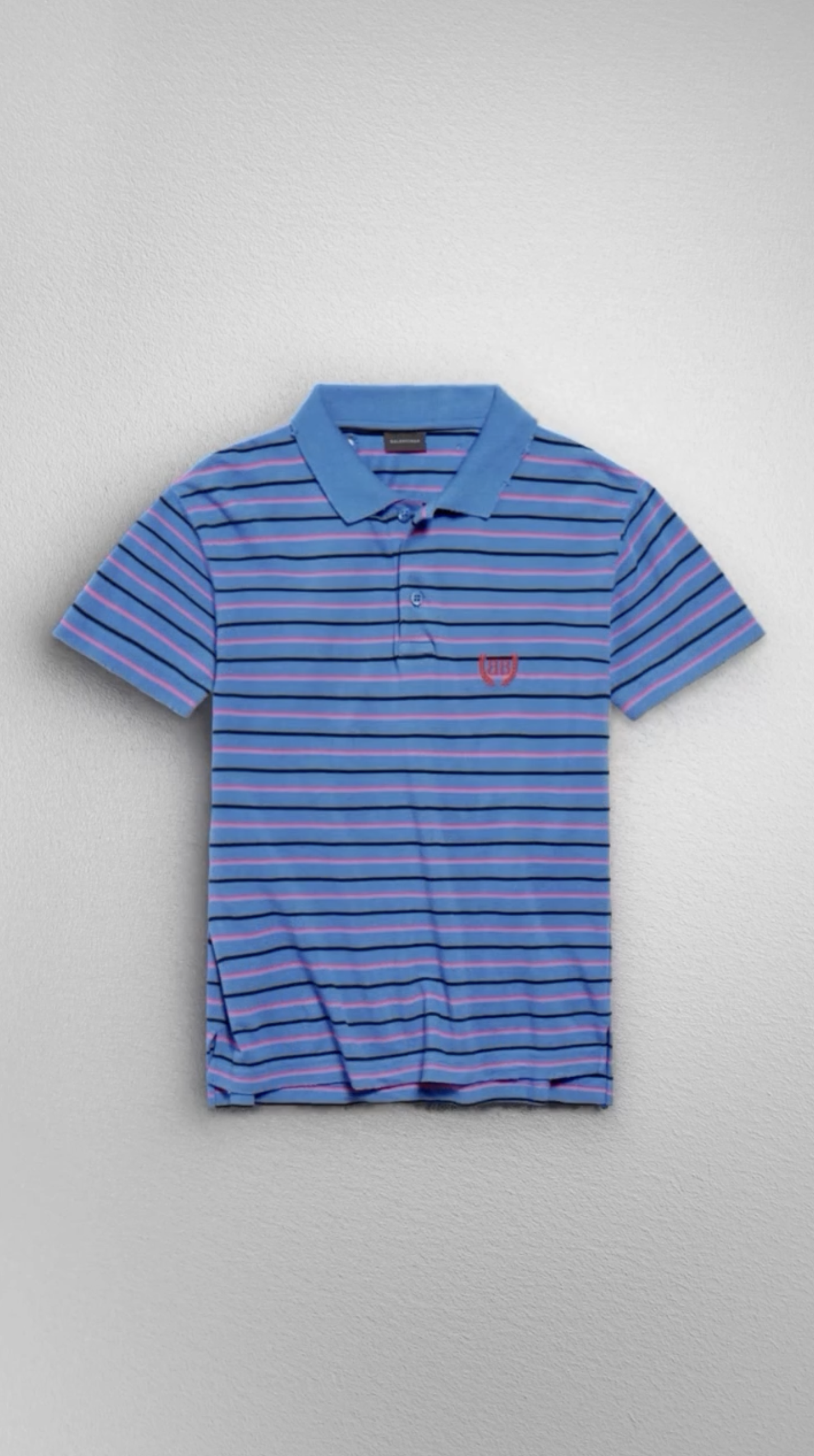 한 장의 파란 꽃잎이 바람에 흔들릴 때처럼👕

발렌시아가의 로렐 클래식 피티드 폴로는 섬세한 곡선과 질감, 그리고 자연이 가진 순수한 형태에서 영감을 받았습니다. 영상 속 파란 꽃잎은 셔츠의 실루엣과 겹겹이 오버랩되며, 절제된 미학 안에서 유기적인 감성을 만들어내죠. 룩 32의 이름으로 선보이는 이 제품은, 단순한 의복이 아닌 감각 그 자체로 존재합니다. 이미지