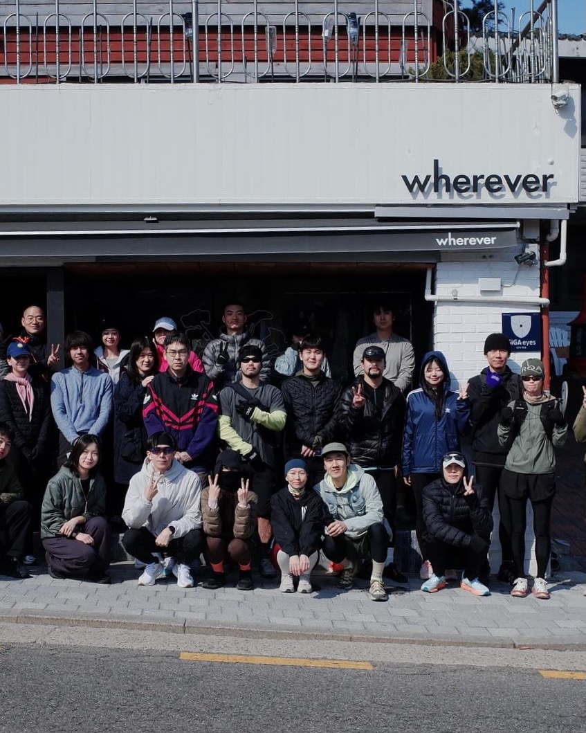 러닝 후 커피까지가 운동의 완성🏃🏻‍♀️

러닝 후 빼놓을 수 없는 필수 코스는 바로 '영양 보충'입니다. 한강, 도심 곳곳을 달린 후 향긋한 커피 한 잔으로 마무리하면 하루가 꽉 찬 느낌이 들죠. 운동 후 ‘러닝 카페 타임’으로 러닝과 휴식을 동시에 챙길 수 있는 서울 속 ‘러닝 후 카페’를 소개합니다.

* 웨어에버 (자하문로) - 서울 종로구 자하문로 223
북악산, 인왕산 등산 겸 러닝 후 바로 들르기 좋은 러닝 편집숍. 짐 보관과 샤워시설까지 완비되어 있어 ‘땀 러닝’ 후 리셋하기 좋은 공간입니다.

* 벌스가든 (연남동) - 서울 마포구 성미산로23길 44
경의선 숲길이나 홍제천 러닝 코스를 마친 러너에게 추천! 연남동 골목 속 작은 정원 같은 공간에서 숨을 고르며, 자연 속 티타임을 누려보세요.

* 퍼페츄얼 (서대문구 연희동) - 서울 서대문구 모래내로15길 46-3
호주식 브런치 카페로 유명한 이곳은 ‘핸드드립 커피’가 인기 메뉴. 난지한강부터 홍제천 러닝 후, 이곳에서 따뜻한 라떼 한 잔은 러너들의 은근한 루틴입니다.

* 저스트런잇 (광진구 능동로) - 서울 광진구 능동로 18 1층
커피도 좋지만, 러닝 인사이트가 더 필요한 날엔 여기! 러너를 위한 굿즈와 클래스, 심지어 런클럽까지 운영하는 진짜 러너들의 아지트입니다.

* 파스텔커피웍스 (마포 성지길) - 서울 마포구 성지길58
하늘공원, 망원한강공원, 선유도공원을 코스로 달렸다면? 파스텔컬러 가득한 감성 공간에서 드립 커피 한 잔! 시그니처 바나나 브레드로 탄수화물 보충까지 완벽하게 챙겨보세요.

* 카페 보안 (경복궁 돌담길) - 서울 종로구 효자로 33 1층
조용한 아침, 경복궁 돌담길을 따라 달린 후 따뜻한 오미자차나 국화 비트차 한 잔으로 마무리해보세요. 클래식한 감성의 여유가 느껴지는 공간입니다. 이미지