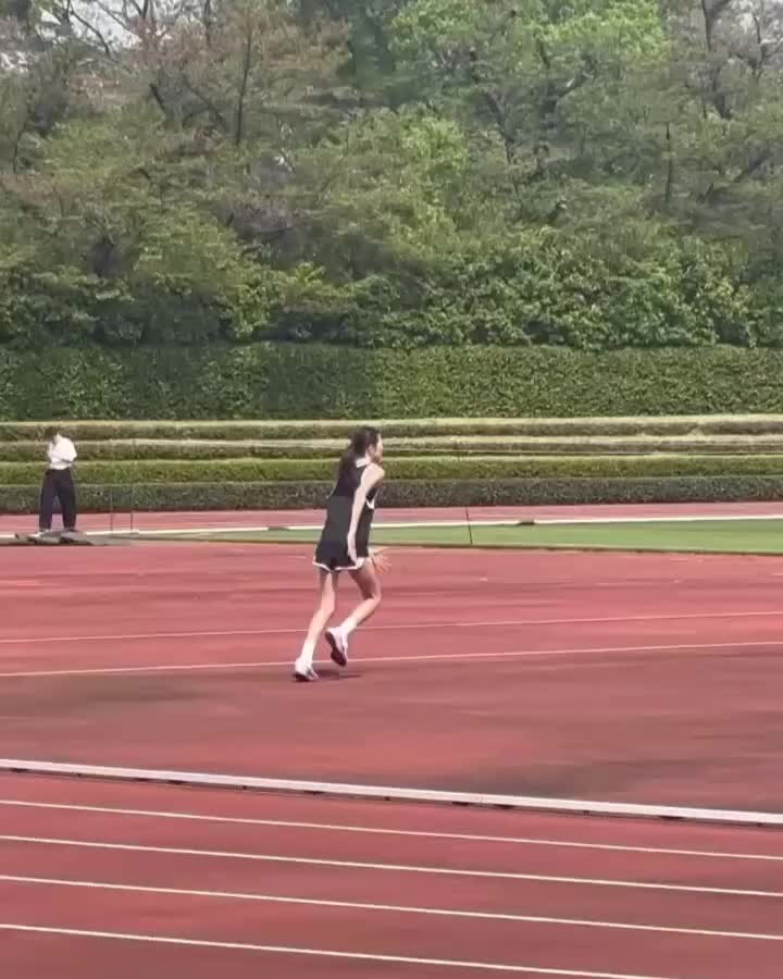 다리 길이는 엄마, 운동신경은 아빠💪🏻
러블리 소녀에서 멋진 소녀로 거듭난 추사랑🖤 이미지