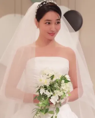 이민정의 웨딩드레스 룩북 6👰🏻♀️
1. 클래식 드레스
로우 웨이스트 디자인으로 153cm 이상의 신부님들께 특히 추천드리며, 길게 떨어지는 실루엣이 우아함을 극대화해주는 클래식 룩.
2. 플리츠 드레스
사선 플리츠 디테일과 은은한 도트 포인트로 발랄하고 어려 보이는 인상을 연출하며, 스윗하트 디자인으로 상체 라인이 더욱 아름다워 보이는 룩.
3. 플라워 드레스
봄을 담은 플라워 패턴과 화려한 디테일이 시선을 사로잡으며, 팔 라인을 자연스럽게 슬림하게 연출해주는 로맨틱 룩.
4. 투피스
미니멀한 실루엣의 투피스 셋업에 머플러를 더해 시크하고 세련된 무드를 완성하는 모던 룩.
5. 2부 블랙 드레스
블랙 컬러에 별자리 자수가 더해져 분위기 있는 2부 드레스로, 1부와는 확연히 다른 매력을 선사하는 반전 룩.
6. 레드 드레스
디즈니 속 공주를 떠올리게 하는 사랑스러운 무드로, 결혼식의 마지막을 로맨틱하게 마무리해주는 룩. 이미지