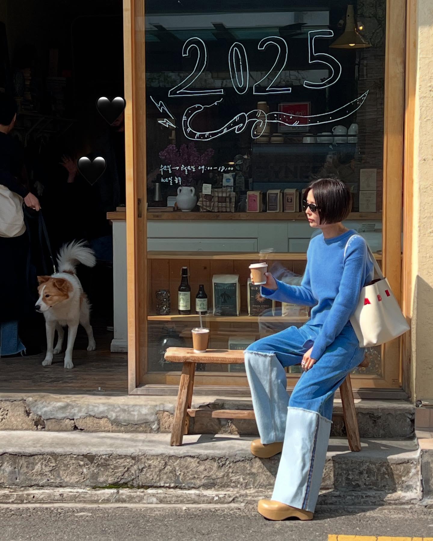 김나영의 봄 피크닉룩은 마르니🍃

김나영이 시원시원한 기럭지가 돋보이는 피크닉룩을 선보였습니다. 봄처럼 산뜻한 블루 니트와 배색 포인트가 돋보이는 와이드 핏 데님 팬츠를 코디했습니다. 여기에 아이보리 가방과 두툼한 클로그를 매치한 모습에  눈길이 가는데요. 그녀의 변함없는 패션 감각을 강조한 아이템들은 모두 마르니(MARNI). 슬라이드를 넘겨 자세한 모습을 확인해 보세요😊

*마르니(MARNI)
- Indigo boxy cashmere jumper with Marni Symbol / 169만 원대

- Wide-leg blue denim jeans with extra high cuffs / 118만 대

- Small white leather Museo hobo bag with patches / 248만 원대

- Brown leather chunky clog sabot / 138만 원대 이미지