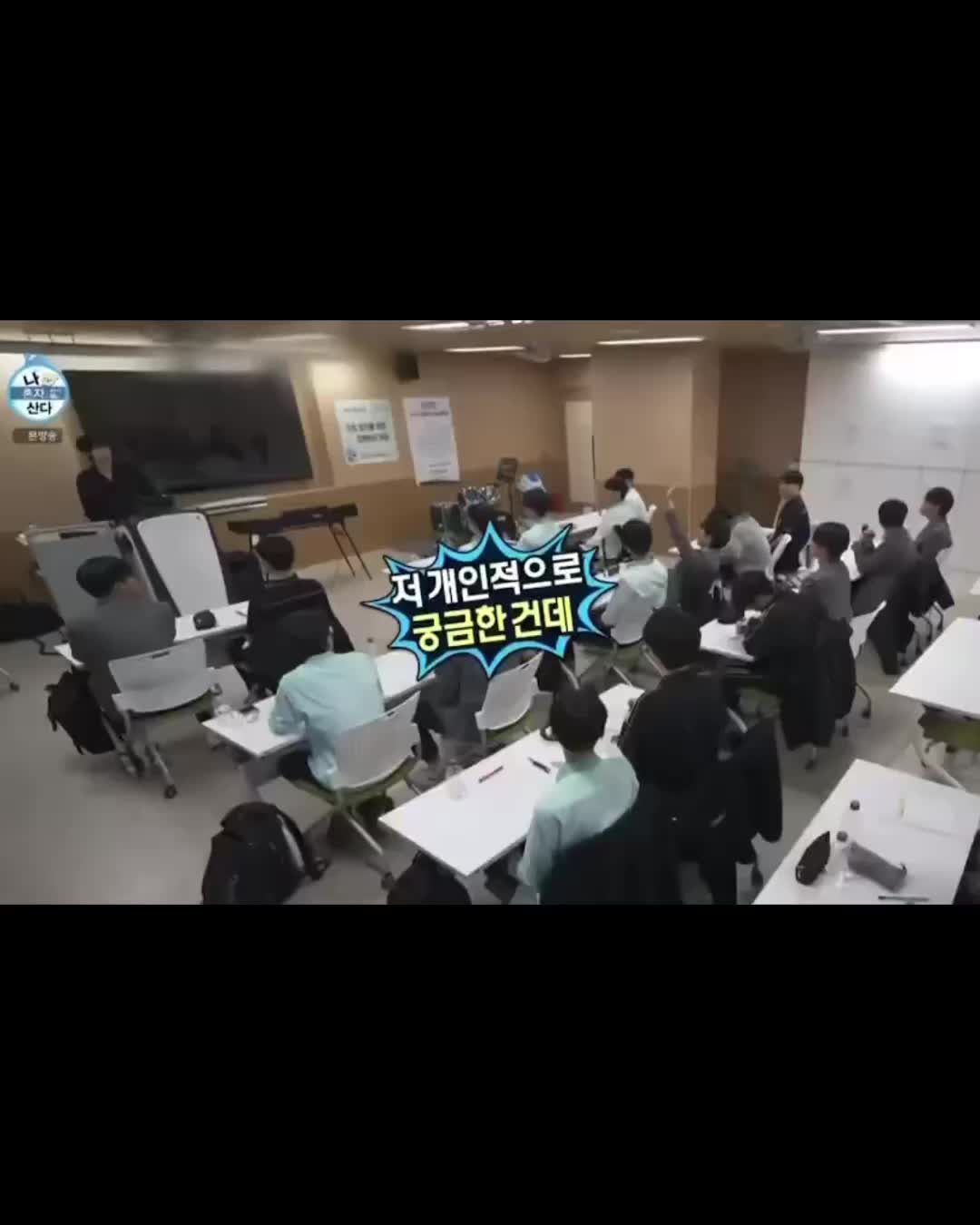 역시 코쿤도 똑같은 학생이었어😝
다니는 학교 교복 마음에 안드는 건 국룰🏫체육복은 오징어게임!? 이미지