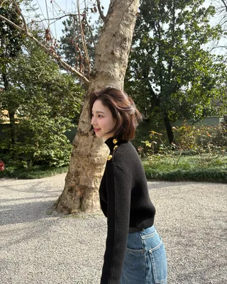 카리나, 단발 브이로그 공개✂️🖤
단발 헤어스타일을 선보였던 카리나가 일상과 촬영 비하인드를 담은 브이로그를 공개했습니다. 한층 더 시크하고 세련된 무드로 돌아온 그녀의 일상에는 청량함과 우아함을 넘나드는 분위기는 물론, 카메라 밖에서도 사랑스러움이 가득한데요. 여유로운 일상 속 카리나의 데일리룩, 지금 바로 확인하세요.
* 프라다(PRADA)
- 울 터틀넥 스웨터, 블랙 / 295만 원 이미지
