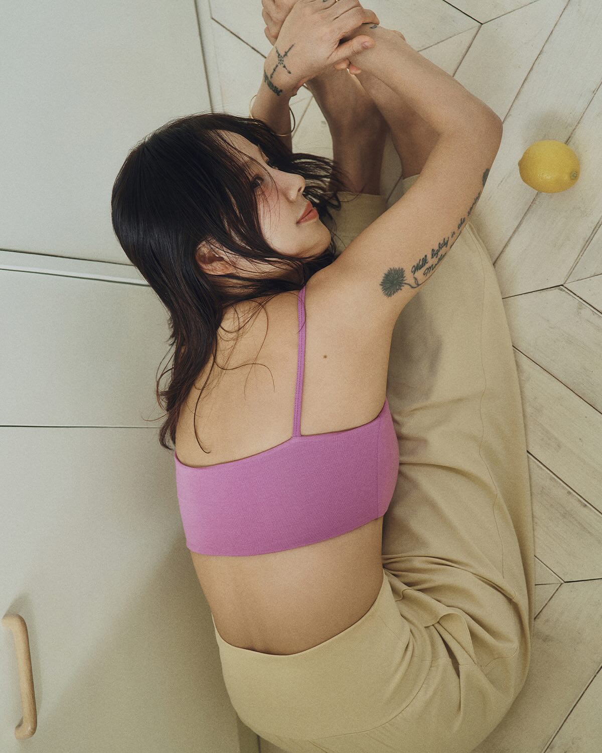 레전드 화보 탄생🧘‍♀️이효리 요가복

평소 요가에 대한 열정을 보여온 이효리가 브랜드 '부디무드라'의 모델로 발탁되었습니다. 내추럴하면서도 세련된 그녀의 화보를 슬라이드를 넘겨 감상해보세요.✨ 이미지7