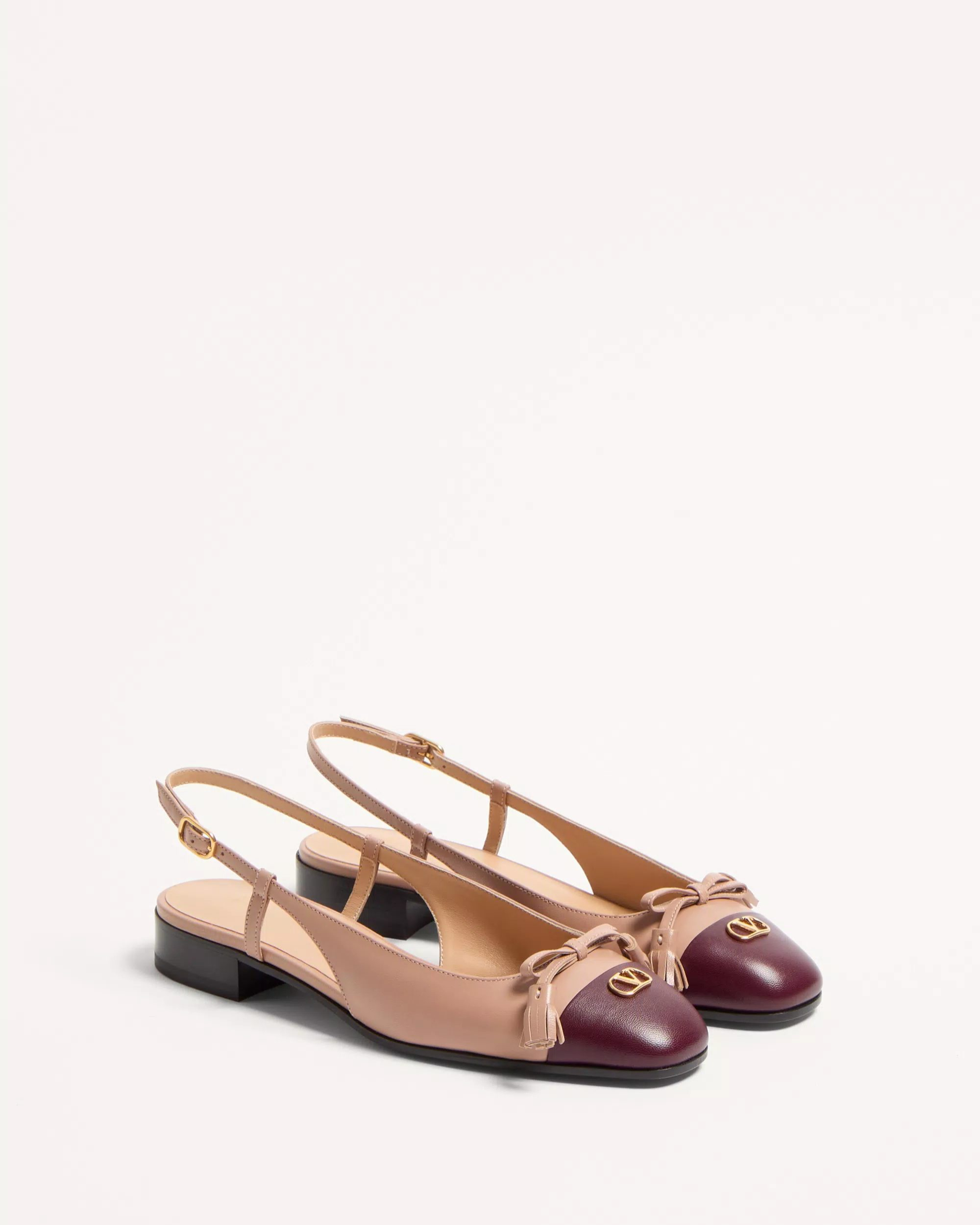 봄 무드 낭낭한🌼이해리 플랫슈즈
나들이 룩에 딱인 이해리 슈즈 정보✔️

*발렌티노(VALENTINO)
- 발레 뒤 루아 키드 슬링백 발레리나 25MMM / 139만 원 이미지6