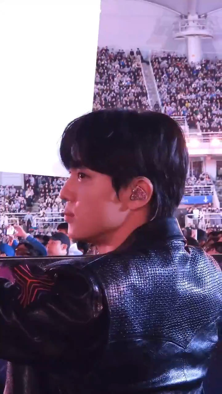 콜드플레이 콘서트 게스트 BTS 진🖤
이렇게 가까이서 보다니👀 진은 진짜 월클이 확실합니다 이미지