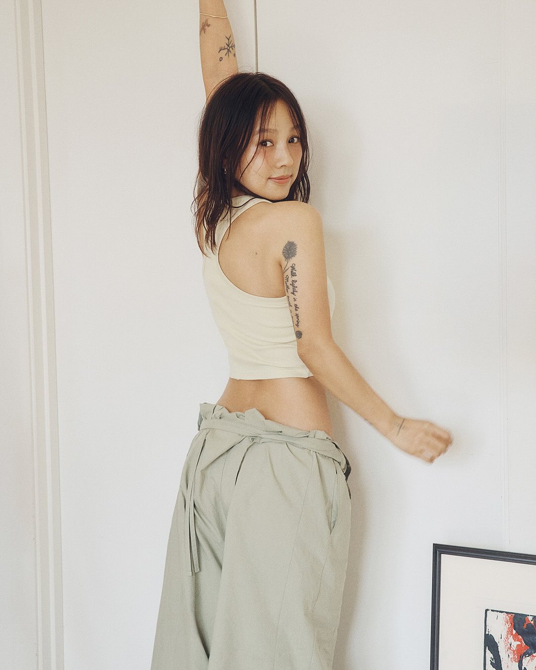 레전드 화보 탄생🧘‍♀️이효리 요가복

평소 요가에 대한 열정을 보여온 이효리가 브랜드 '부디무드라'의 모델로 발탁되었습니다. 내추럴하면서도 세련된 그녀의 화보를 슬라이드를 넘겨 감상해보세요.✨ 이미지