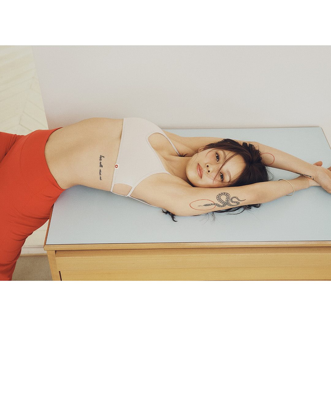 레전드 화보 탄생🧘‍♀️이효리 요가복

평소 요가에 대한 열정을 보여온 이효리가 브랜드 '부디무드라'의 모델로 발탁되었습니다. 내추럴하면서도 세련된 그녀의 화보를 슬라이드를 넘겨 감상해보세요.✨ 이미지2