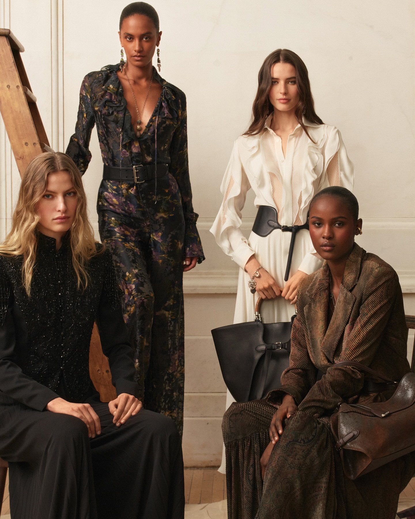 랄프 로렌이 말하는 '모던 로맨틱'🌹

랄프 로렌(Ralph Lauren)이 2025 가을 여성복 컬렉션 ’더 모던 로맨틱스(The Modern Romantics)’를 뉴욕 맨해튼의 잭 샤인먼 갤러리에서 공개했습니다.

이번 컬렉션은 현대 여성의 자신감과 자유로움을 표현하며, 클래식한 우아함과 현대적인 감성을 조화롭게 담아냈습니다. 컬렉션은 가죽과 스웨이드의 그라데이션, 수작업 프린트의 코듀로이, 레이스와 플로럴 새틴의 레이어드 등 다양한 텍스처를 활용하여 독창적인 개성을 선보였습니다.

와이드 칼라 재킷, 플리츠 스커트, 홀터넥 드레스 등은 강렬한 액세서리와 함께 생동감을 더했습니다. 특히, 랄프 로렌의 클래식 자동차 컬렉션에서 영감을 받은 ‘랄프 사첼(Ralph Satchel)’ 백은 실용성과 절제된 우아함이 돋보였습니다. ￼

이번 컬렉션은 랄프 로렌 특유의 낭만적인 아메리카나 스타일을 현대적으로 재해석하며, 우아함과 강인함이 공존하는 여성상을 제시했습니다. 전통과 현대를 아우르는 디자인을 선보인 랄프 로렌의 행보가 더욱 기대되네요. 이미지