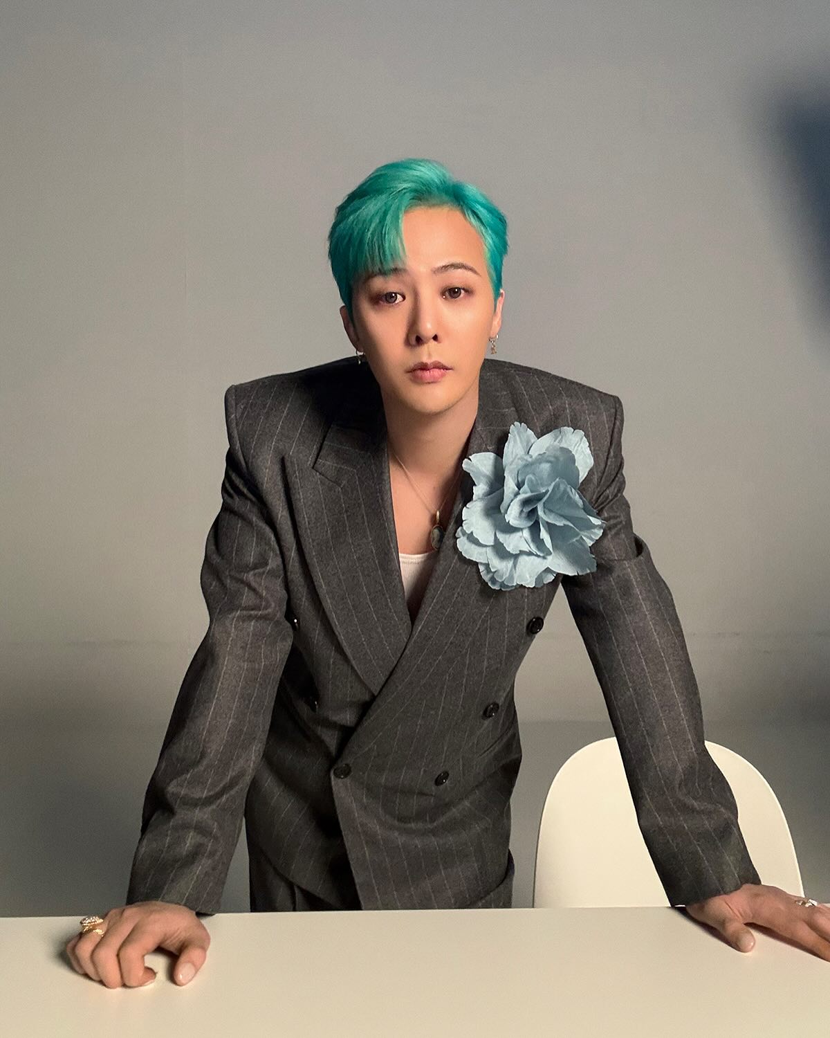 반전 매력 가득한 GD의 촬영장😝
무심한 듯 시크하다가도 잔망미 넘치는 권지용🩶 이미지