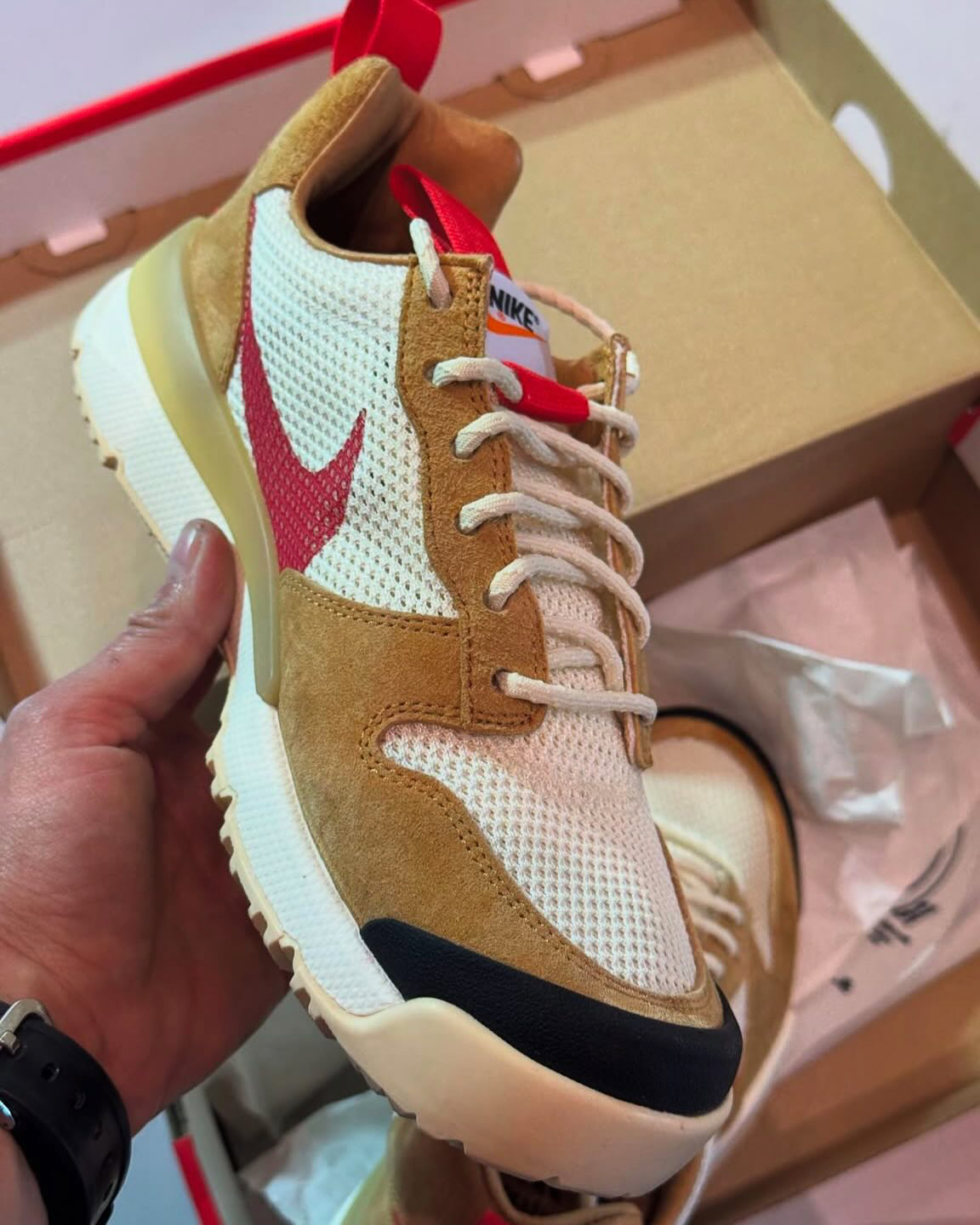 마스야드 3.0, 얼마 안남았다🔥🪐

톰 삭스(tomsachs)와 나이키(nike)의 실험 정신이 다시 점화됩니다.

마스야드 3.0(Mars Yard 3.0)이 드디어 오는 2025년 9월, 정식 발매됩니다.

디자인과 기능성 모두를 챙긴 복귀작으로 스니커 역사의 또 하나의 장이 열리겠네요😎

- 출시 예정일: 2025년 9월
- 예상 가격: 약 399,000원 (275 USD) 이미지