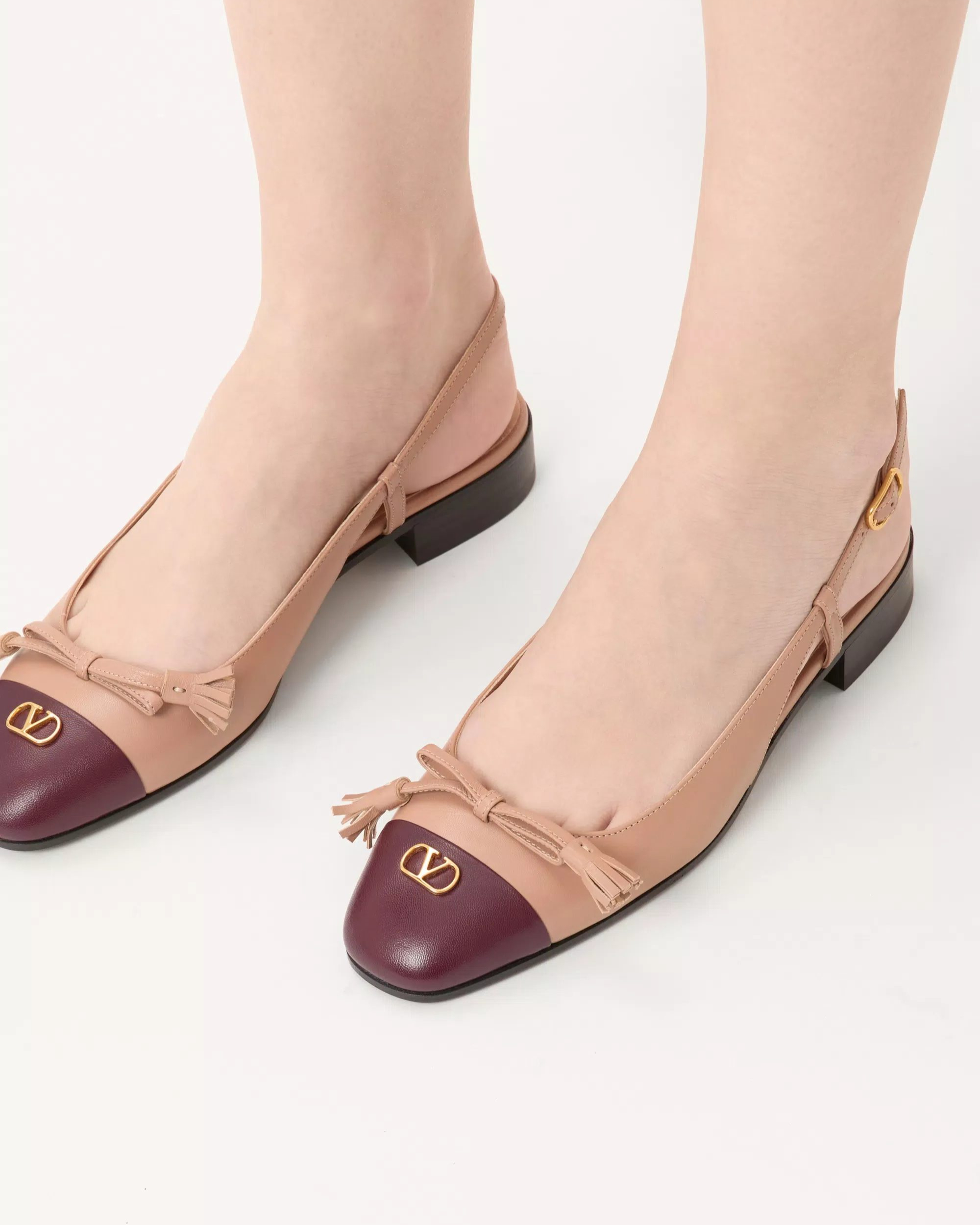 봄 무드 낭낭한🌼이해리 플랫슈즈
나들이 룩에 딱인 이해리 슈즈 정보✔️

*발렌티노(VALENTINO)
- 발레 뒤 루아 키드 슬링백 발레리나 25MMM / 139만 원 이미지7
