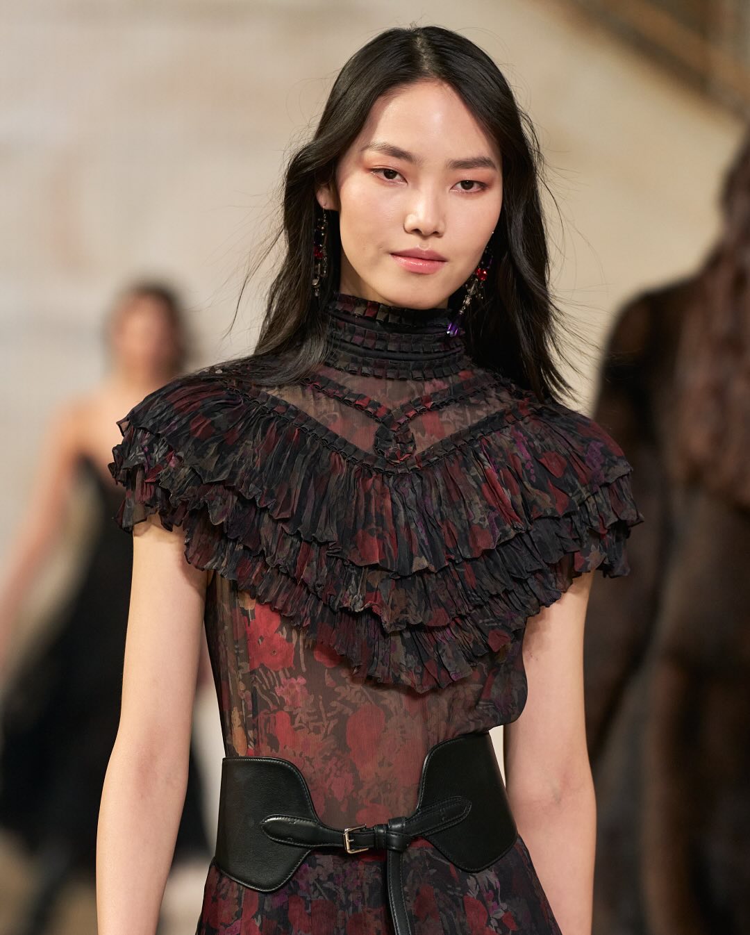 랄프 로렌이 말하는 '모던 로맨틱'🌹

랄프 로렌(Ralph Lauren)이 2025 가을 여성복 컬렉션 ’더 모던 로맨틱스(The Modern Romantics)’를 뉴욕 맨해튼의 잭 샤인먼 갤러리에서 공개했습니다.

이번 컬렉션은 현대 여성의 자신감과 자유로움을 표현하며, 클래식한 우아함과 현대적인 감성을 조화롭게 담아냈습니다. 컬렉션은 가죽과 스웨이드의 그라데이션, 수작업 프린트의 코듀로이, 레이스와 플로럴 새틴의 레이어드 등 다양한 텍스처를 활용하여 독창적인 개성을 선보였습니다.

와이드 칼라 재킷, 플리츠 스커트, 홀터넥 드레스 등은 강렬한 액세서리와 함께 생동감을 더했습니다. 특히, 랄프 로렌의 클래식 자동차 컬렉션에서 영감을 받은 ‘랄프 사첼(Ralph Satchel)’ 백은 실용성과 절제된 우아함이 돋보였습니다. ￼

이번 컬렉션은 랄프 로렌 특유의 낭만적인 아메리카나 스타일을 현대적으로 재해석하며, 우아함과 강인함이 공존하는 여성상을 제시했습니다. 전통과 현대를 아우르는 디자인을 선보인 랄프 로렌의 행보가 더욱 기대되네요. 이미지7