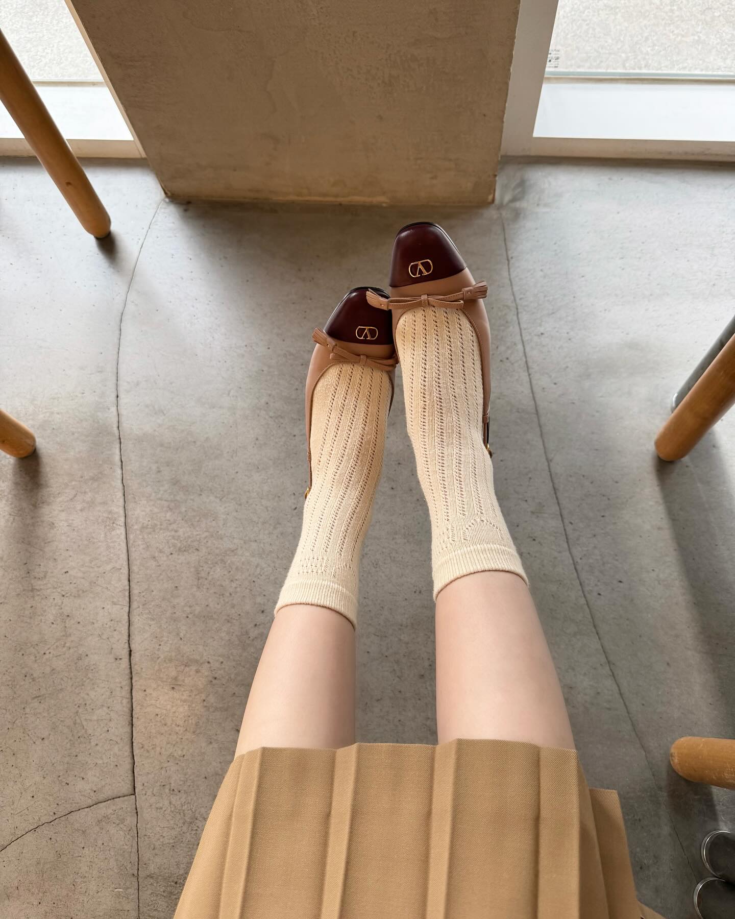 봄 무드 낭낭한🌼이해리 플랫슈즈
나들이 룩에 딱인 이해리 슈즈 정보✔️

*발렌티노(VALENTINO)
- 발레 뒤 루아 키드 슬링백 발레리나 25MMM / 139만 원 이미지4