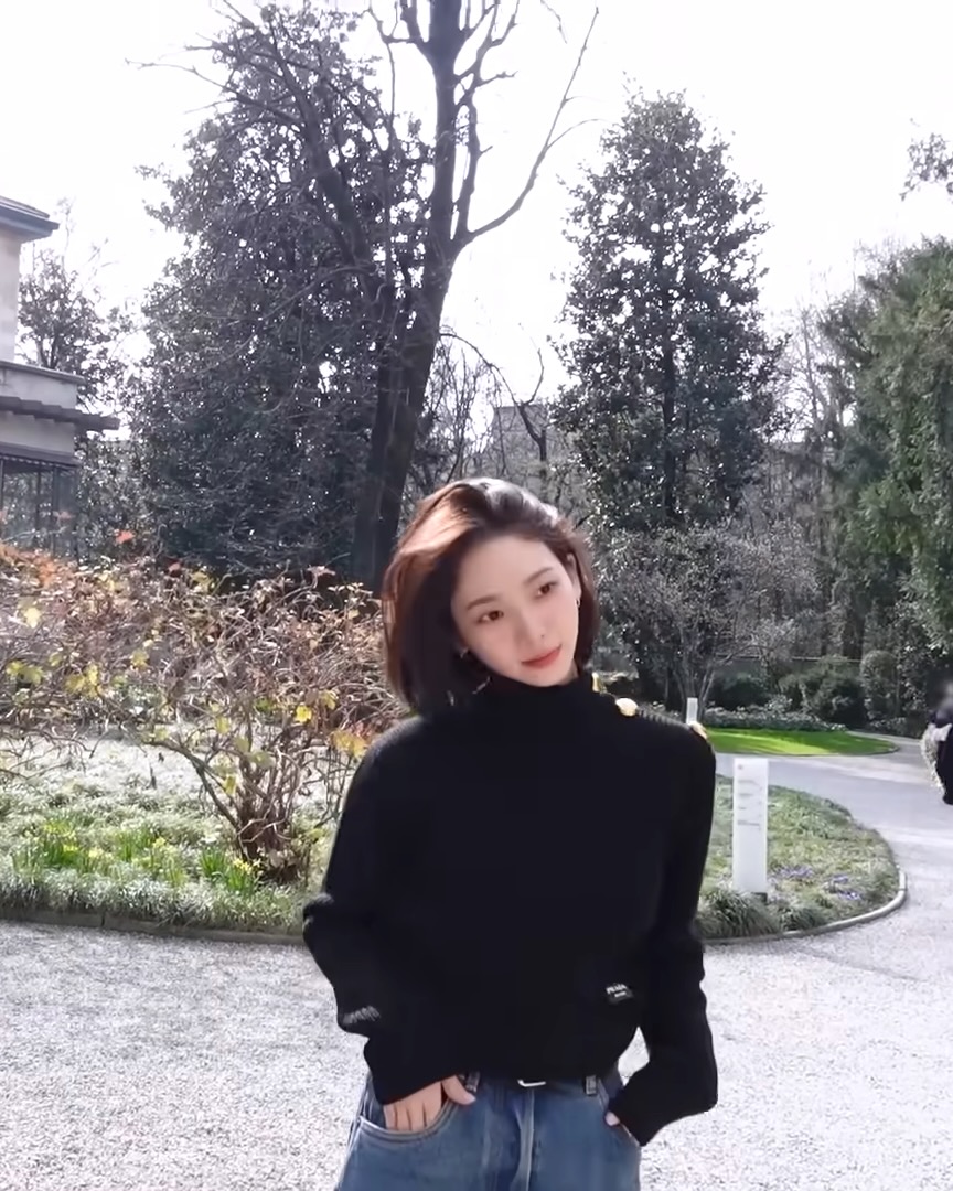 카리나, 단발 브이로그 공개✂️🖤
단발 헤어스타일을 선보였던 카리나가 일상과 촬영 비하인드를 담은 브이로그를 공개했습니다. 한층 더 시크하고 세련된 무드로 돌아온 그녀의 일상에는 청량함과 우아함을 넘나드는 분위기는 물론, 카메라 밖에서도 사랑스러움이 가득한데요. 여유로운 일상 속 카리나의 데일리룩, 지금 바로 확인하세요.
* 프라다(PRADA)
- 울 터틀넥 스웨터, 블랙 / 295만 원 이미지3