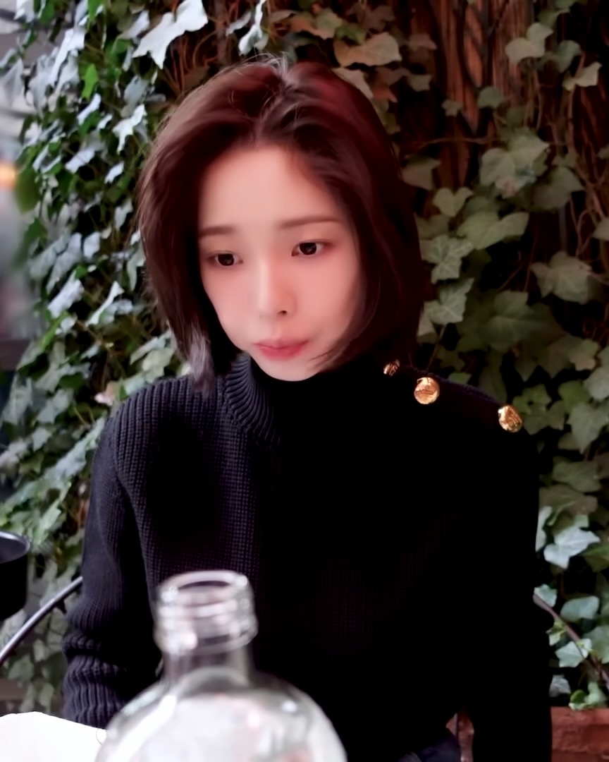 카리나, 단발 브이로그 공개✂️🖤
단발 헤어스타일을 선보였던 카리나가 일상과 촬영 비하인드를 담은 브이로그를 공개했습니다. 한층 더 시크하고 세련된 무드로 돌아온 그녀의 일상에는 청량함과 우아함을 넘나드는 분위기는 물론, 카메라 밖에서도 사랑스러움이 가득한데요. 여유로운 일상 속 카리나의 데일리룩, 지금 바로 확인하세요.
* 프라다(PRADA)
- 울 터틀넥 스웨터, 블랙 / 295만 원 이미지5