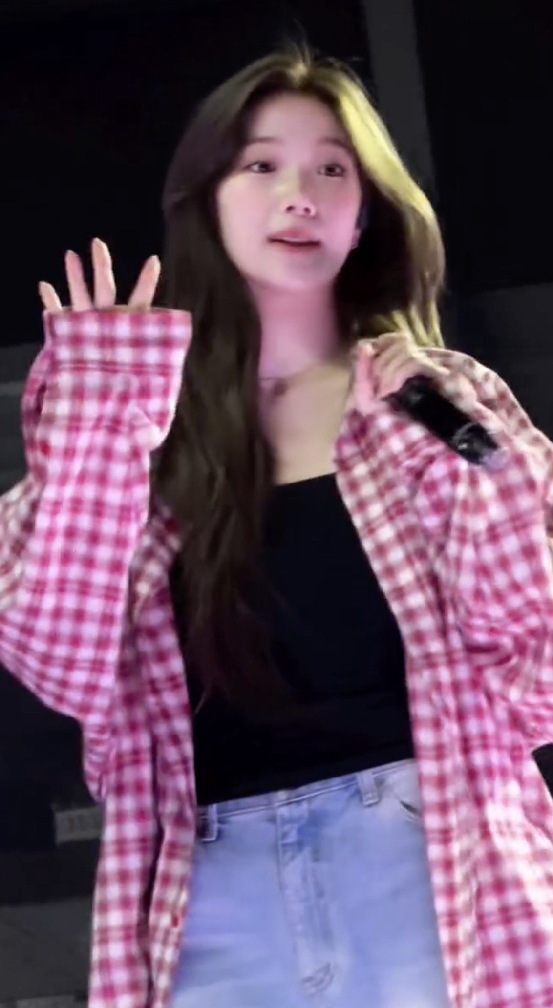 워너비 체크셔츠 핏❤️카즈하
블랙 민소매 +연청 데님으로 매치한 카즈하의 셔츠코디 이미지