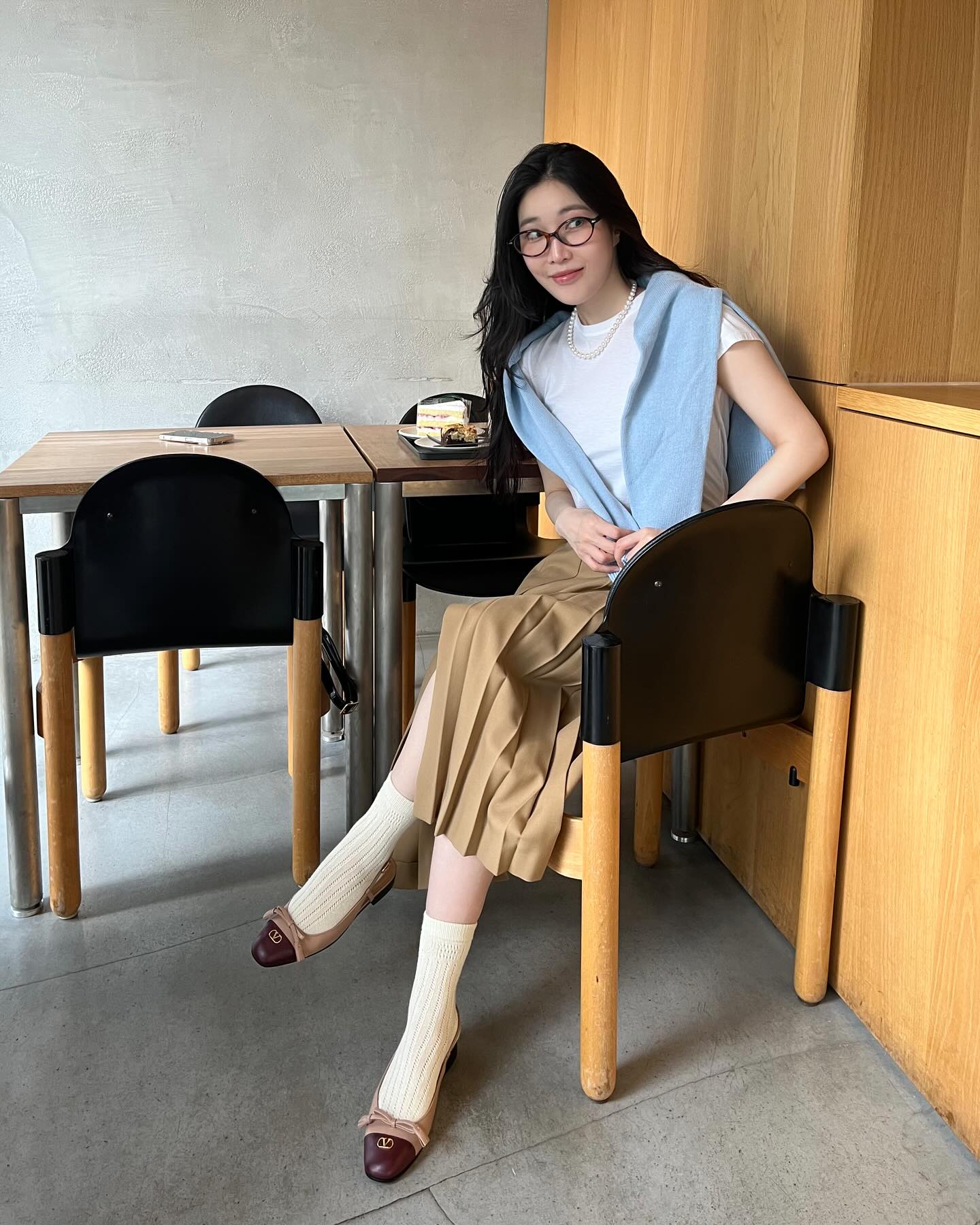 봄 무드 낭낭한🌼이해리 플랫슈즈
나들이 룩에 딱인 이해리 슈즈 정보✔️

*발렌티노(VALENTINO)
- 발레 뒤 루아 키드 슬링백 발레리나 25MMM / 139만 원 이미지2