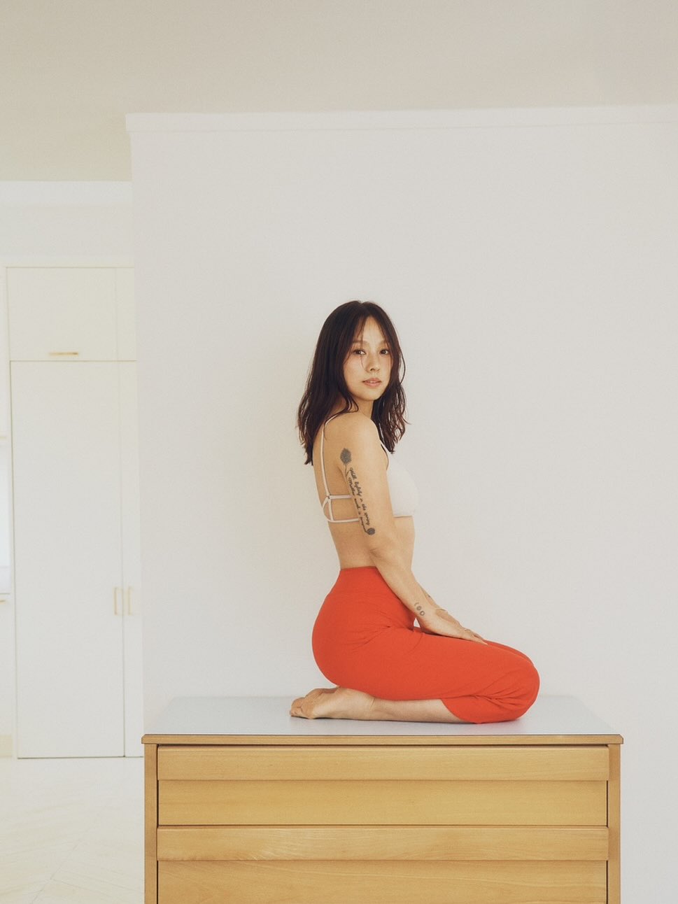 레전드 화보 탄생🧘‍♀️이효리 요가복

평소 요가에 대한 열정을 보여온 이효리가 브랜드 '부디무드라'의 모델로 발탁되었습니다. 내추럴하면서도 세련된 그녀의 화보를 슬라이드를 넘겨 감상해보세요.✨ 이미지5