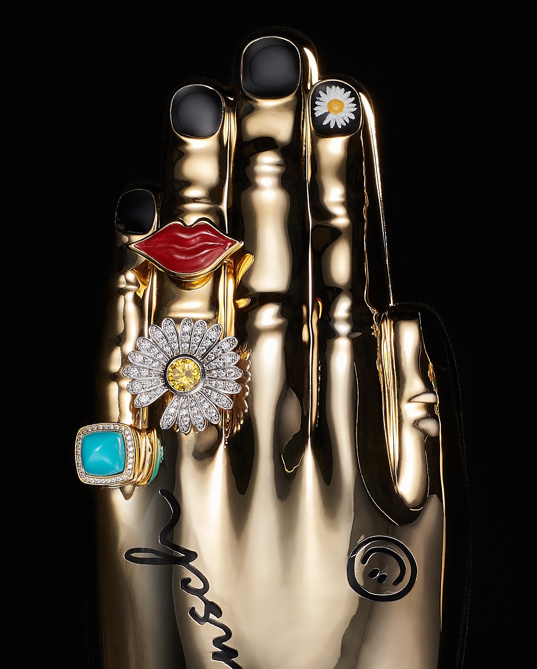 젠틀몬스터의 GD 커스텀 아이웨어👓

젠틀몬스터가 지드래곤을 위해 특별 제작한 커스텀 아이템을 선보였습니다.

이번에 공개된 컬렉션은 단순한 협업을 넘어, 예술적 오브제로서의 면모를 갖춘 것이 특징인데요. 공개된 이미지에는 지드래곤의 손을 형상화한 듯한 금속 조형물 위에 여러 개의 커스텀 액세서리가 배치돼 있습니다. 입술 모양, 데이지꽃, 그리고 터키석 반지 등은 모두 지드래곤의 시그니처 모티브로, 그의 정체성을 상징적으로 담아낸 오브제들입니다.

다른 이미지에서는 지드래곤의 세 번째 정규 앨범 위버멘쉬(Übermensch)의 테마를 반영한 아이웨어가 눈길을 끕니다. 프레임에는 화려하면서도 정교한 레터링 디테일이 새겨져 있습니다.

향후 추가적인 정보와 이미지는 순차적으로 공개될 예정입니다. 이미지