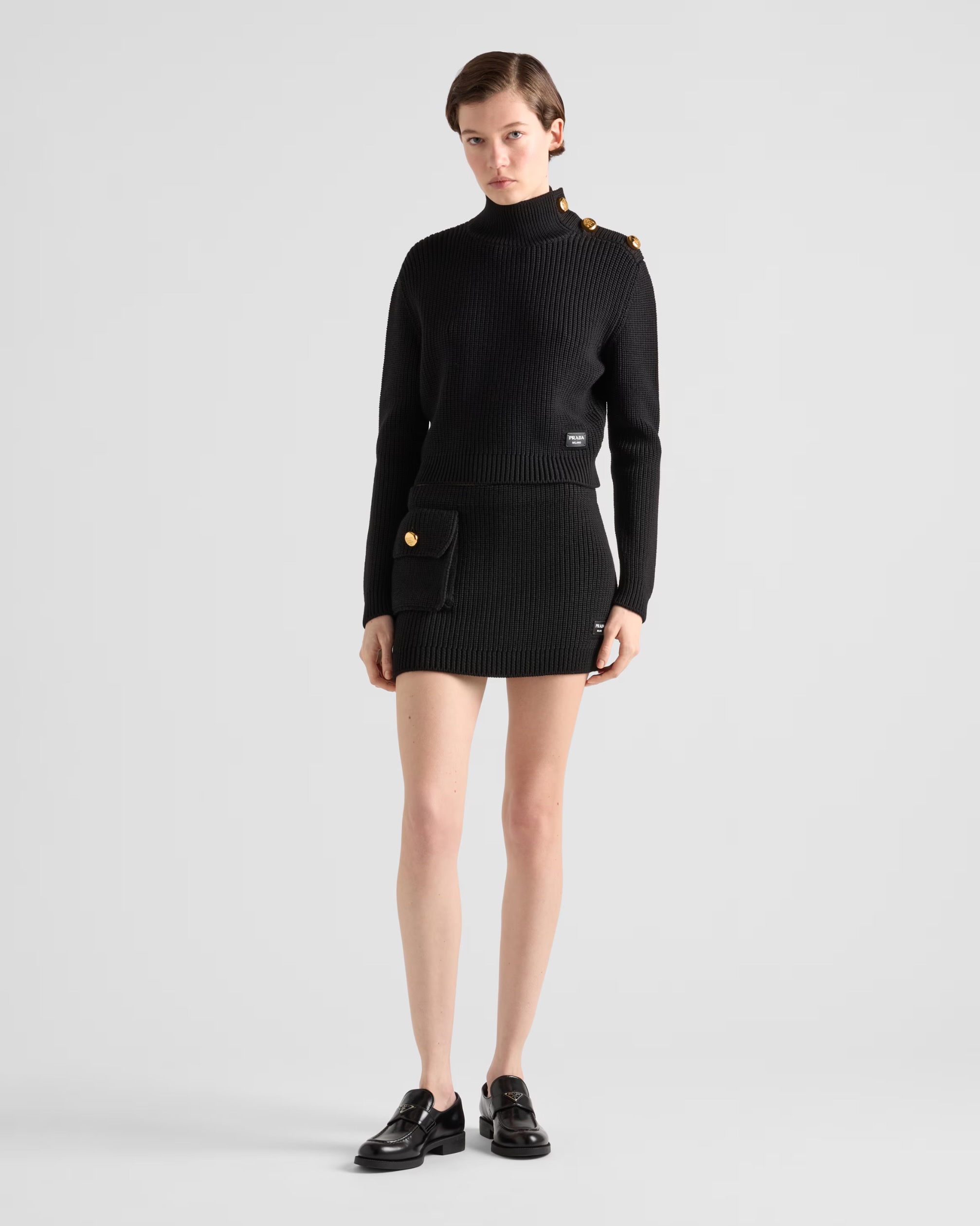 카리나, 단발 브이로그 공개✂️🖤

단발 헤어스타일을 선보였던 카리나가 일상과 촬영 비하인드를 담은 브이로그를 공개했습니다. 한층 더 시크하고 세련된 무드로 돌아온 그녀의 일상에는 청량함과 우아함을 넘나드는 분위기는 물론, 카메라 밖에서도 사랑스러움이 가득한데요. 여유로운 일상 속 카리나의 데일리룩, 지금 바로 확인하세요.

* 프라다(PRADA)
- 울 터틀넥 스웨터, 블랙 / 295만 원 이미지