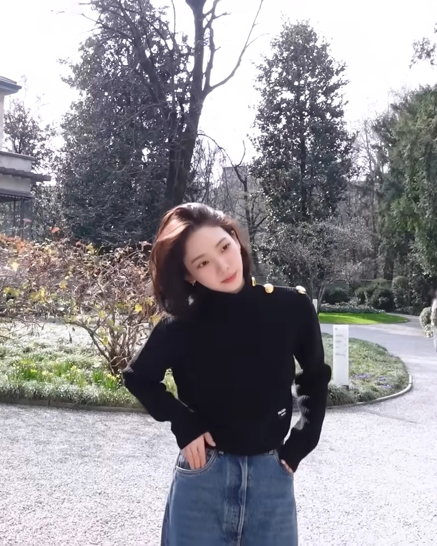 카리나, 단발 브이로그 공개✂️🖤
단발 헤어스타일을 선보였던 카리나가 일상과 촬영 비하인드를 담은 브이로그를 공개했습니다. 한층 더 시크하고 세련된 무드로 돌아온 그녀의 일상에는 청량함과 우아함을 넘나드는 분위기는 물론, 카메라 밖에서도 사랑스러움이 가득한데요. 여유로운 일상 속 카리나의 데일리룩, 지금 바로 확인하세요.
* 프라다(PRADA)
- 울 터틀넥 스웨터, 블랙 / 295만 원 이미지2
