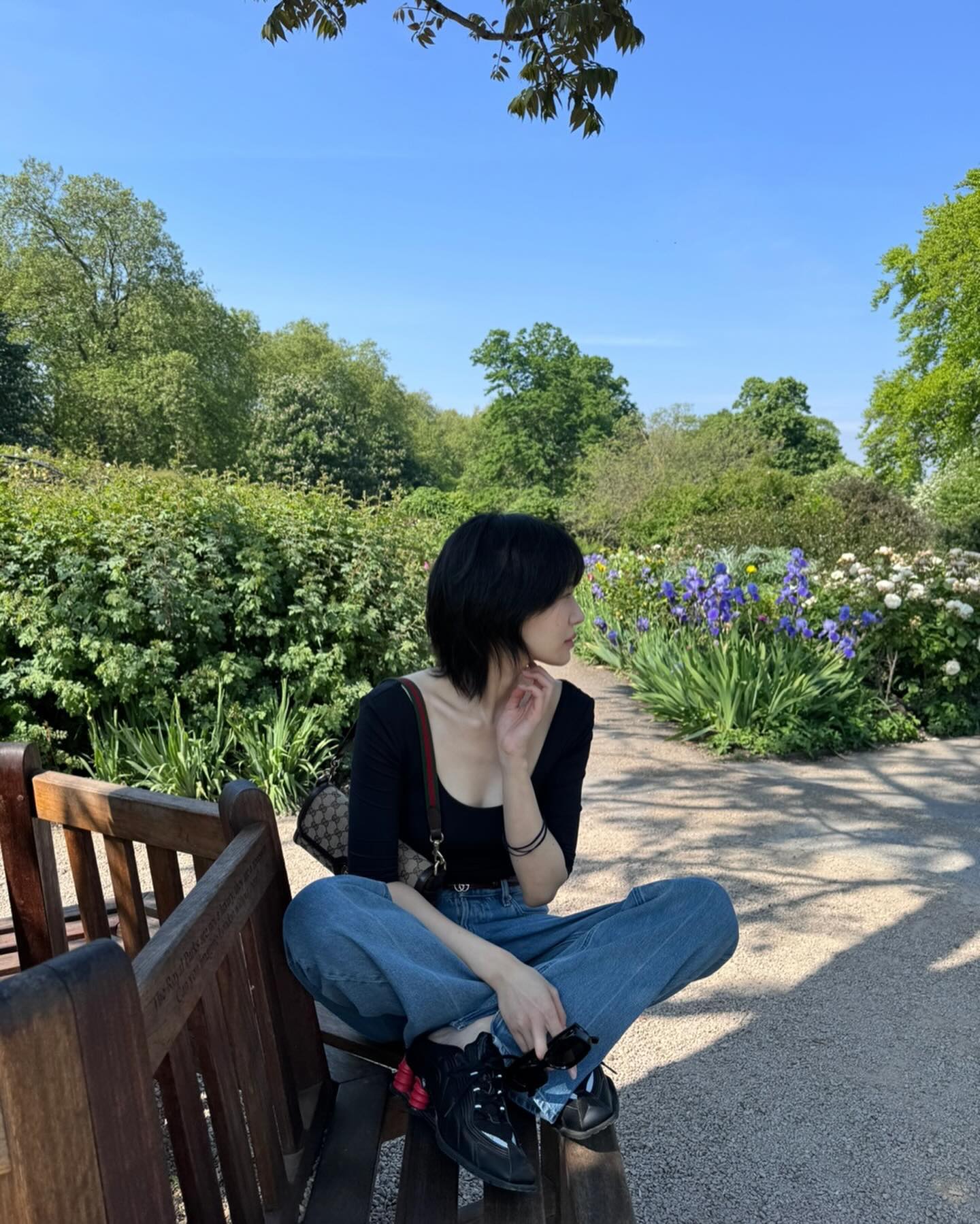 셀럽 봄 필수템 '나이키 샥스'✔️
캐주얼부터 러블리까지 다 되는 만능 슈즈👟 이미지