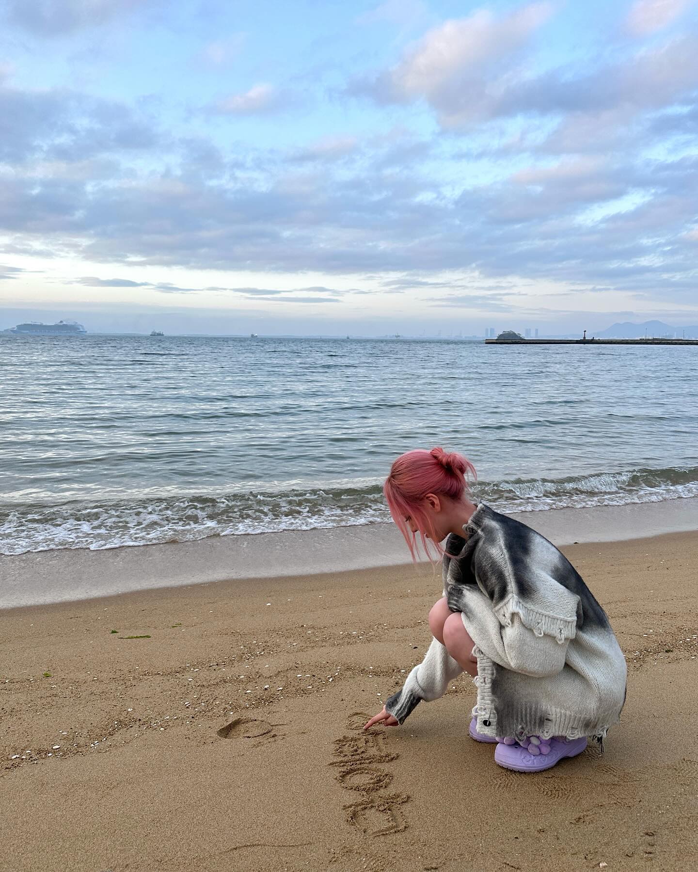 바다 가고 싶어지는 리즈 여행룩🌊

아이브 리즈가 SNS에 바다여행 사진을 업데이트 했습니다. 리즈의 상큼한 외모와 차분한 바다가 어우러지며 남다른 분위기를 뽐내는데요. 봄 바다와 완벽하게 어우러진 리즈의 옷, 바로 확인해보세요.

* 얼킨(ul:kin)
- Spray Oversized Cardigan, Grey / 28만 8천 원 이미지2