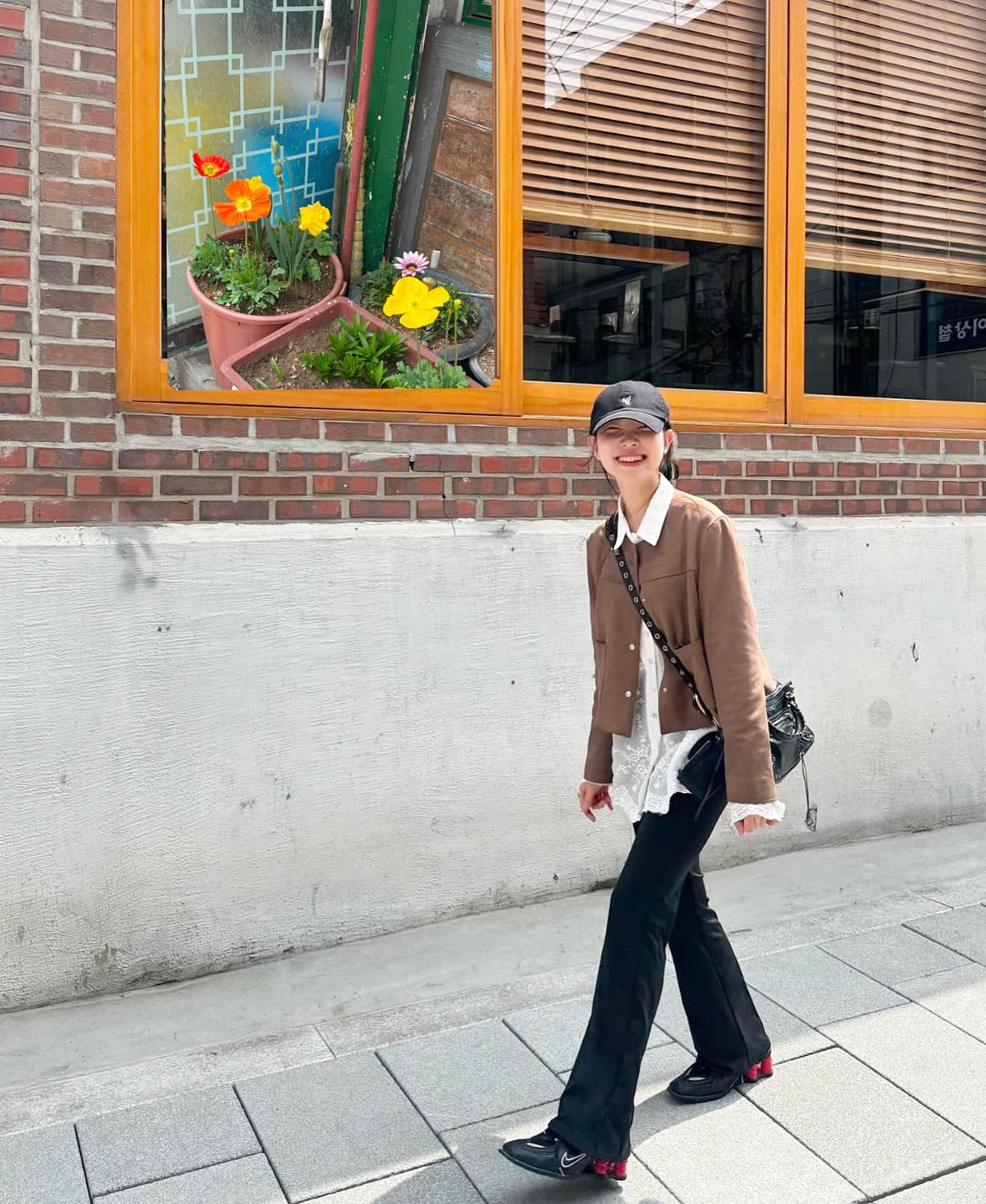 셀럽 봄 필수템 '나이키 샥스'✔️
캐주얼부터 러블리까지 다 되는 만능 슈즈👟 이미지