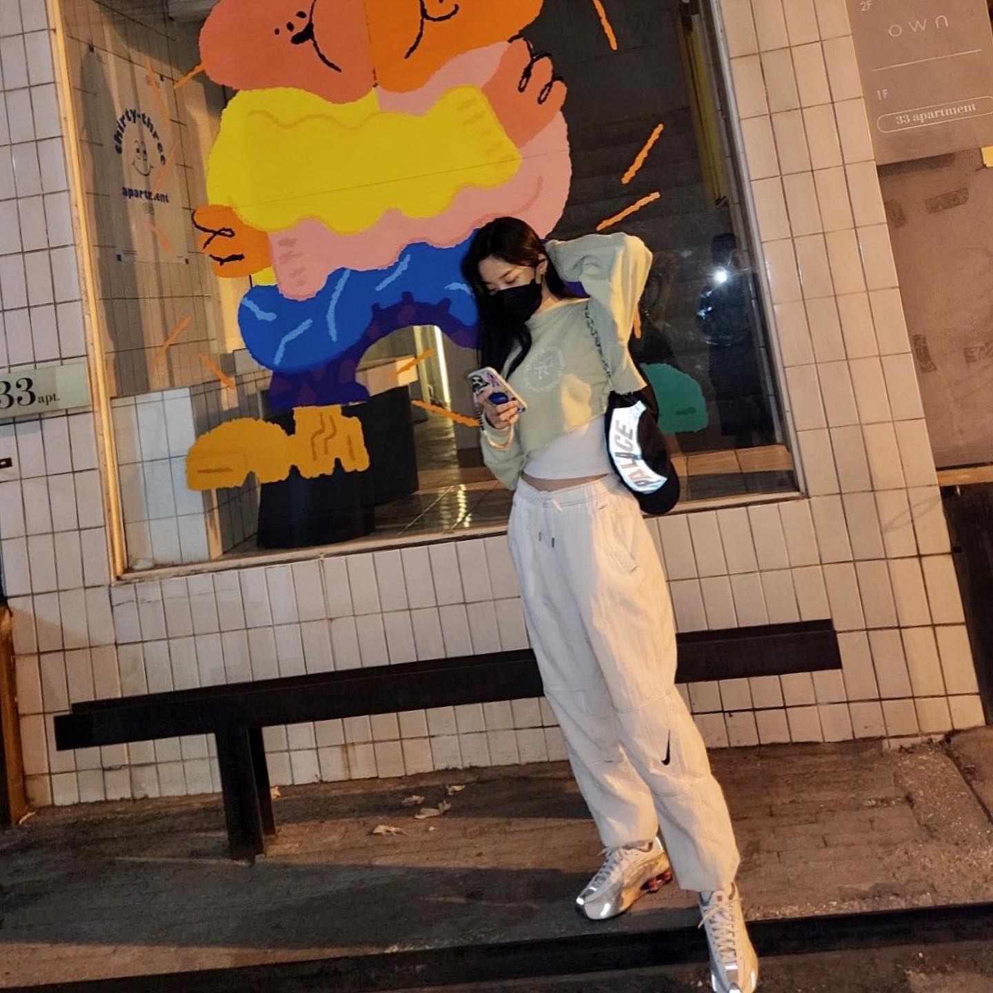 셀럽 봄 필수템 '나이키 샥스'✔️
캐주얼부터 러블리까지 다 되는 만능 슈즈👟 이미지