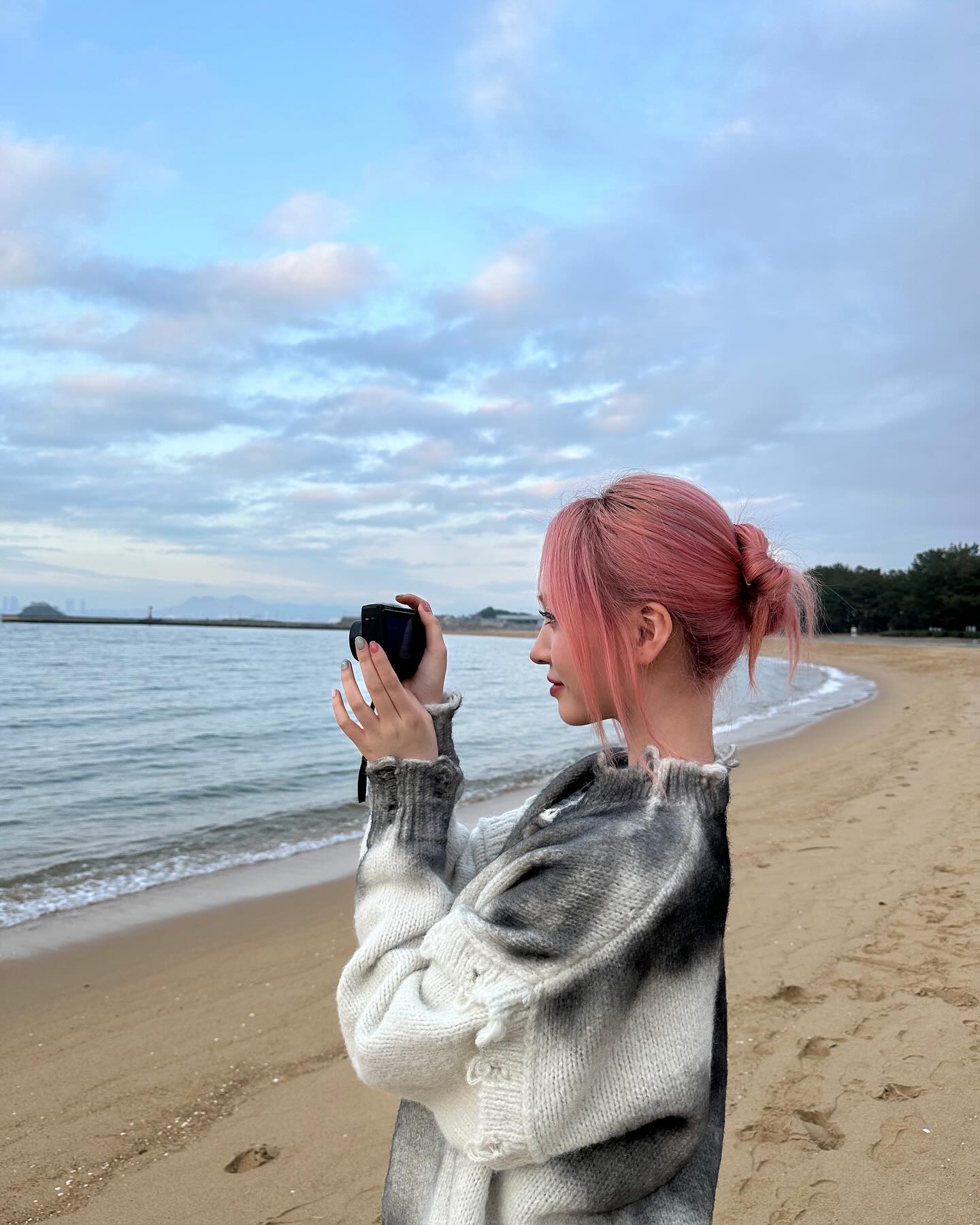 바다 가고 싶어지는 리즈 여행룩🌊

아이브 리즈가 SNS에 바다여행 사진을 업데이트 했습니다. 리즈의 상큼한 외모와 차분한 바다가 어우러지며 남다른 분위기를 뽐내는데요. 봄 바다와 완벽하게 어우러진 리즈의 옷, 바로 확인해보세요.

* 얼킨(ul:kin)
- Spray Oversized Cardigan, Grey / 28만 8천 원 이미지