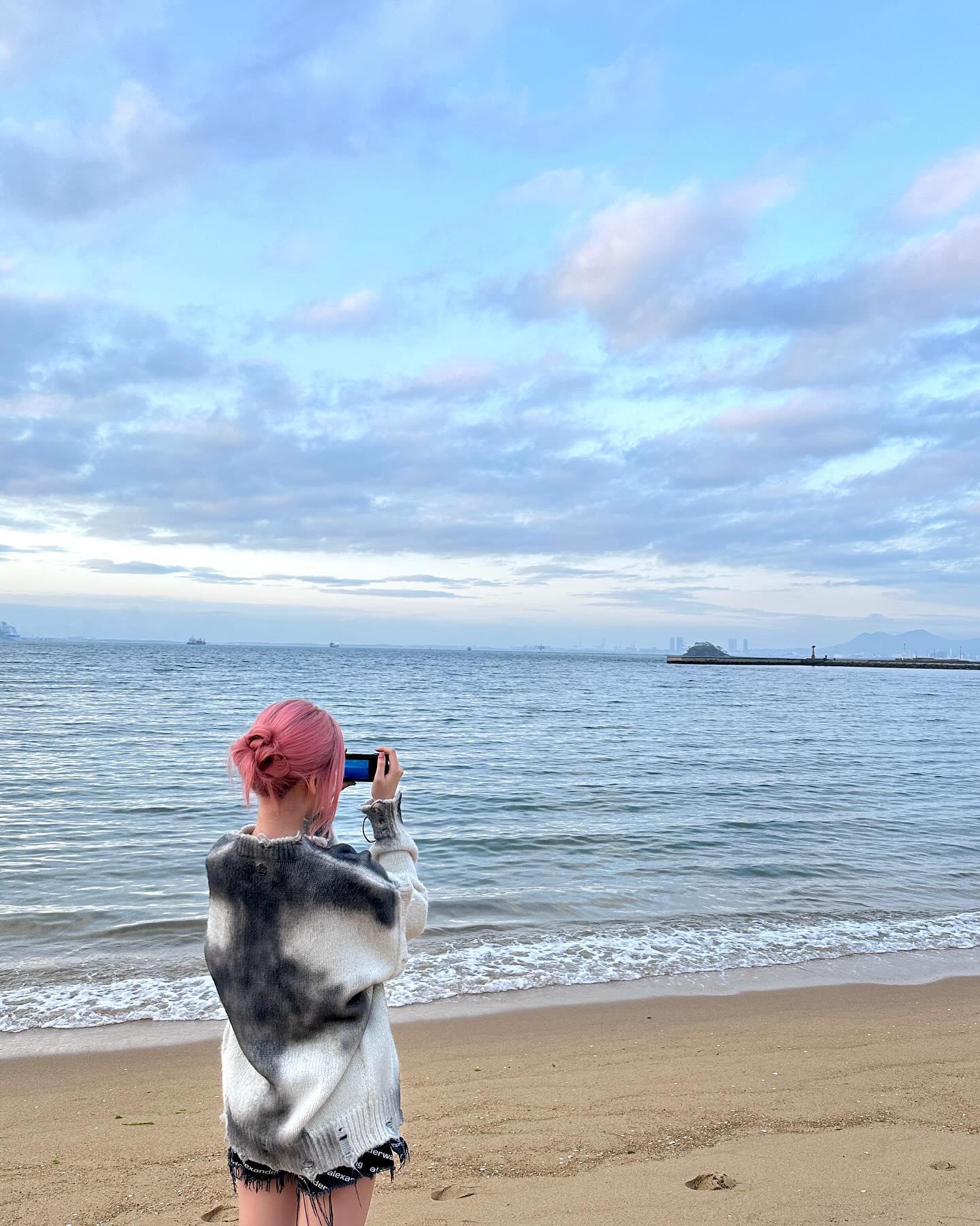 바다 가고 싶어지는 리즈 여행룩🌊

아이브 리즈가 SNS에 바다여행 사진을 업데이트 했습니다. 리즈의 상큼한 외모와 차분한 바다가 어우러지며 남다른 분위기를 뽐내는데요. 봄 바다와 완벽하게 어우러진 리즈의 옷, 바로 확인해보세요.

* 얼킨(ul:kin)
- Spray Oversized Cardigan, Grey / 28만 8천 원 이미지3