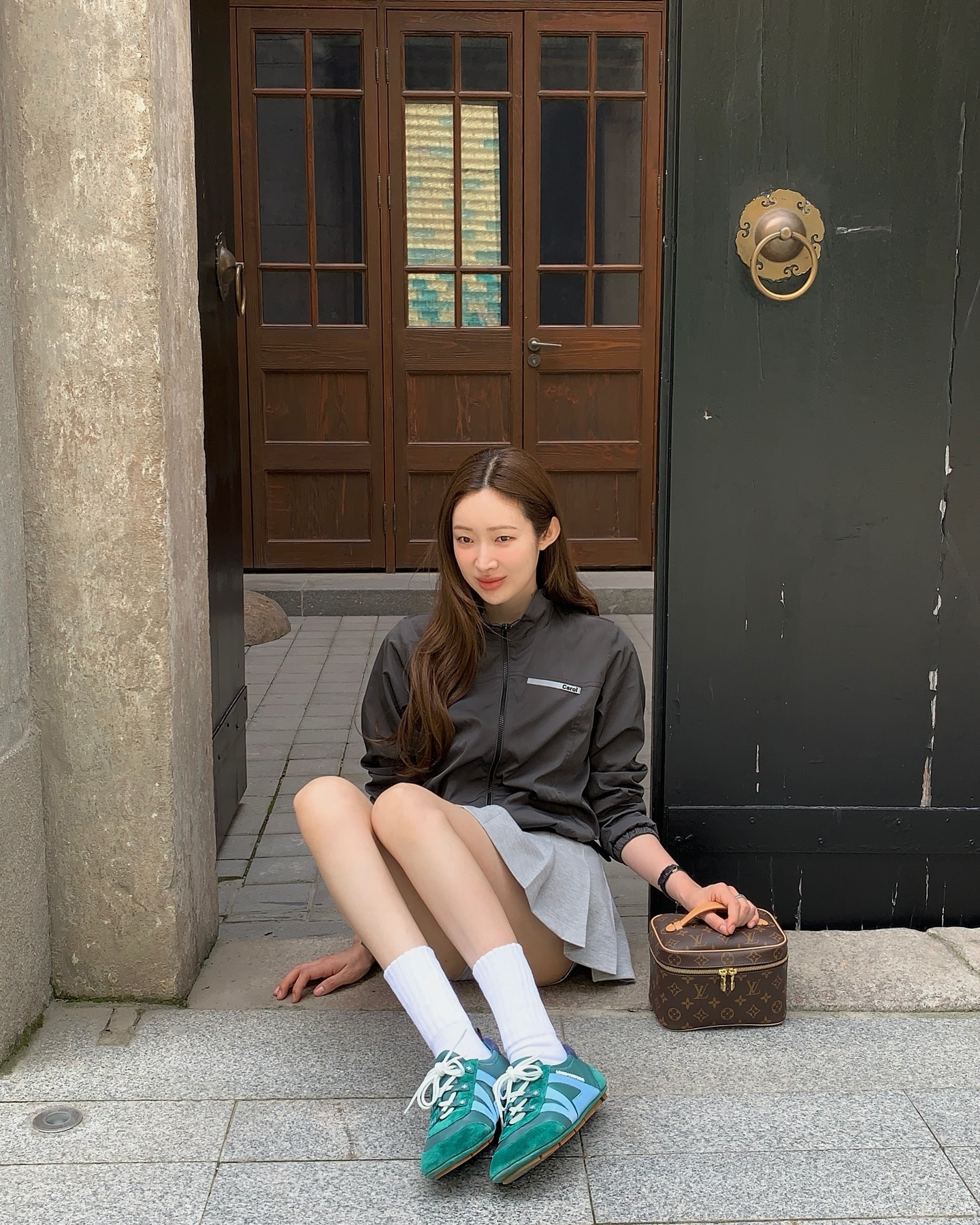 가벼운 옷차림엔 미니백으로👜

얇아진 착장에 포인트를 더해 줄 미니백은 요즘 같은 시즌에 제격이죠. 미니백은 숄더백은 물론 백팩으로도 활용할 수 있어, 실용성과 스타일을 동시에 챙길 수 있답니다. 그렇다면 최근 셀럽들은 어떤 미니백을 픽했는지 소개해 드릴게요!✨

1. 차정원
- 루이 비통(LOUIS VUITTON), 니스 미니 / 169만 원

2. 레이
- 샤넬(CHANEL), 샤넬 백팩 메쉬 샤이니 램스킨 & 골드 메탈 블랙 / 928만 원

3. 오하영
- 폴렌느(POLÈNE), 누메로 앙 나노, 블랙 / 61만 2천 원 이미지