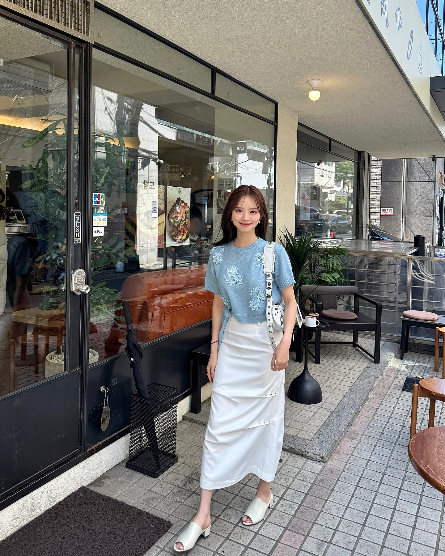 꾸안꾸에 화사함 한 스푼🤍
화이트 롱스커트로 완성한 봄 나들이룩✨ 이미지2