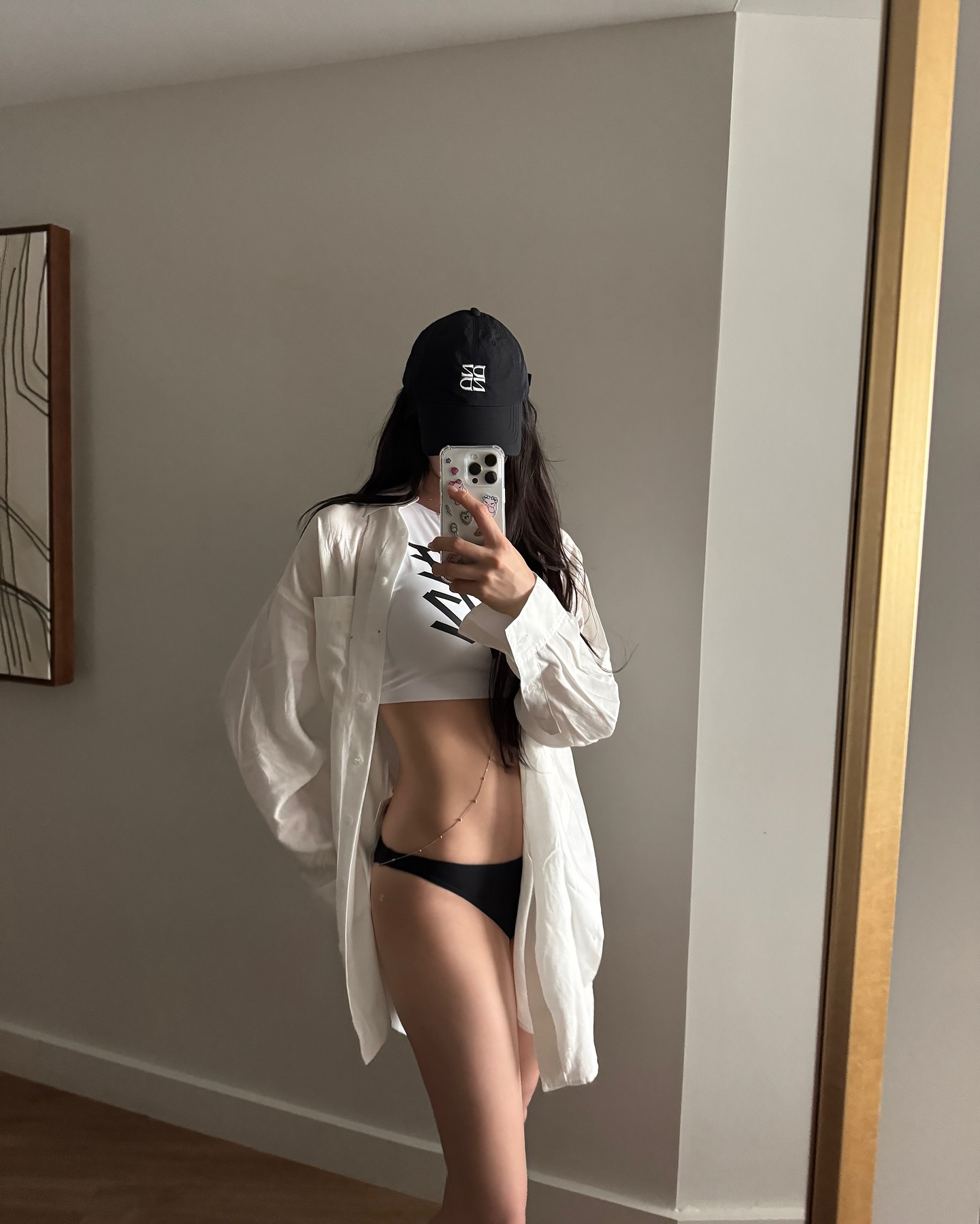 바캉스룩 종결👙효민픽 수영복 3

최근 하와이에서 신혼여행을 즐긴 효민은 다양한 스윔웨어로 눈길을 끌었는데요. 다채로운 컬러와 유니크한 디자인이 돋보이는 효민의 스윔웨어, 함께 살펴볼까요?🌊

1. 데이즈데이즈(DAZE DAYZ)
- 시그니처 로고 크롭 탑, 화이트 / 8만 9천 원, 블랙 브리프 / 7만 9천 원

2. 멜리앤로즈(MELLY&ROSE)
- 이탈리안 크링클 스트링 배색 모노키니 / 14만 9천원, 이탈리안 크링클 리버시블 스윔 햇 / 5만 9천원

3. 데이즈데이즈(DAZE DAYZ)
- 새시 탱크 탑(SASSY TANK TOP) / 9만 8천 원, 새시 스윔 쇼츠(SASSY SWIM SHORTS) / 8만 9천 원 이미지