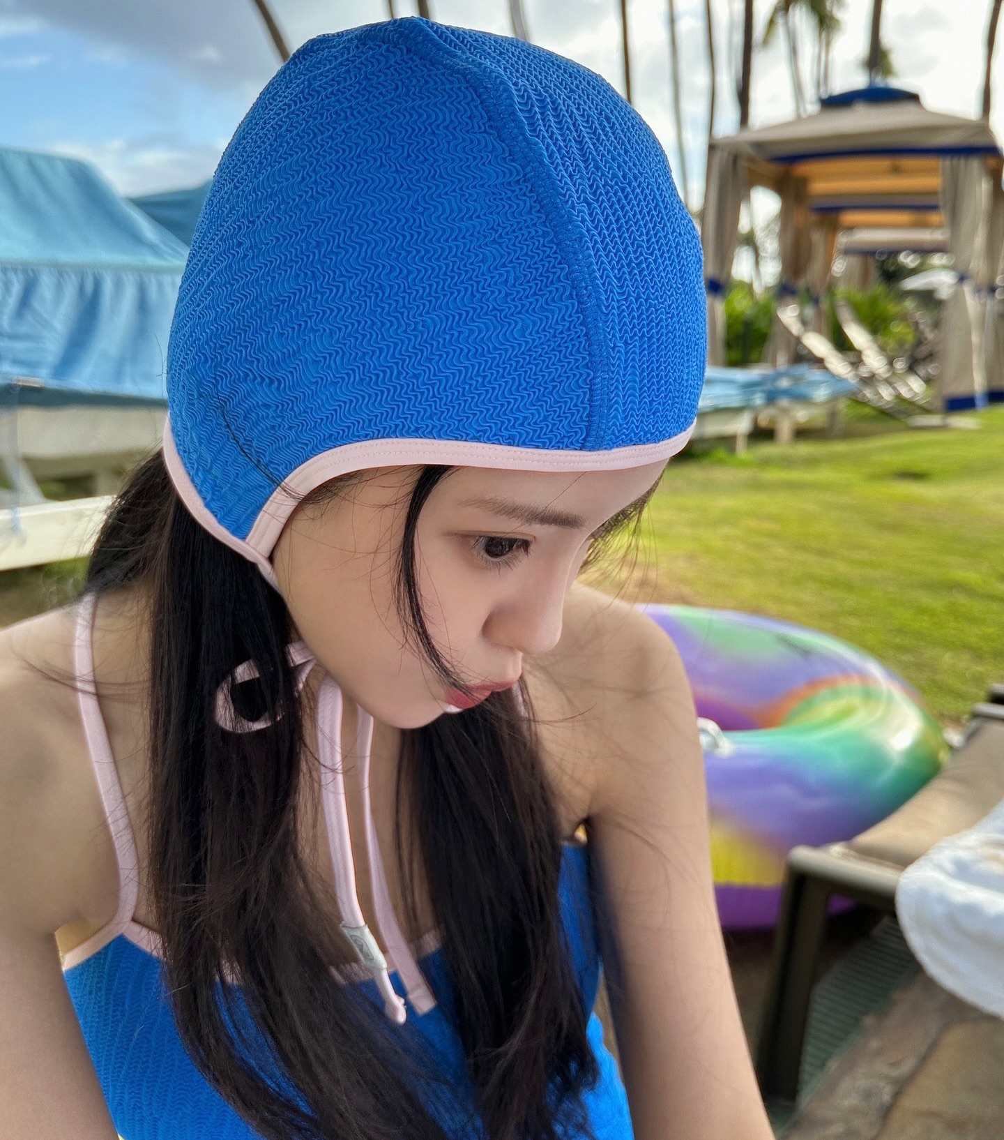 바캉스룩 종결👙효민픽 수영복 3

최근 하와이에서 신혼여행을 즐긴 효민은 다양한 스윔웨어로 눈길을 끌었는데요. 다채로운 컬러와 유니크한 디자인이 돋보이는 효민의 스윔웨어, 함께 살펴볼까요?🌊

1. 데이즈데이즈(DAZE DAYZ)
- 시그니처 로고 크롭 탑, 화이트 / 8만 9천 원, 블랙 브리프 / 7만 9천 원

2. 멜리앤로즈(MELLY&ROSE)
- 이탈리안 크링클 스트링 배색 모노키니 / 14만 9천원, 이탈리안 크링클 리버시블 스윔 햇 / 5만 9천원

3. 데이즈데이즈(DAZE DAYZ)
- 새시 탱크 탑(SASSY TANK TOP) / 9만 8천 원, 새시 스윔 쇼츠(SASSY SWIM SHORTS) / 8만 9천 원 이미지5