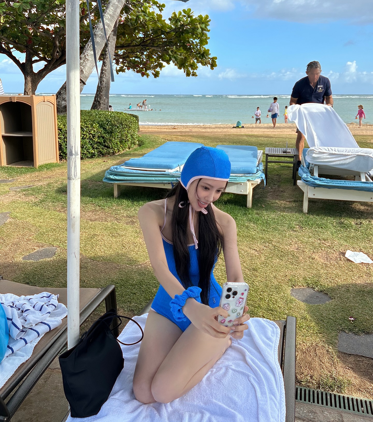 바캉스룩 종결👙효민픽 수영복 3

최근 하와이에서 신혼여행을 즐긴 효민은 다양한 스윔웨어로 눈길을 끌었는데요. 다채로운 컬러와 유니크한 디자인이 돋보이는 효민의 스윔웨어, 함께 살펴볼까요?🌊

1. 데이즈데이즈(DAZE DAYZ)
- 시그니처 로고 크롭 탑, 화이트 / 8만 9천 원, 블랙 브리프 / 7만 9천 원

2. 멜리앤로즈(MELLY&ROSE)
- 이탈리안 크링클 스트링 배색 모노키니 / 14만 9천원, 이탈리안 크링클 리버시블 스윔 햇 / 5만 9천원

3. 데이즈데이즈(DAZE DAYZ)
- 새시 탱크 탑(SASSY TANK TOP) / 9만 8천 원, 새시 스윔 쇼츠(SASSY SWIM SHORTS) / 8만 9천 원 이미지4