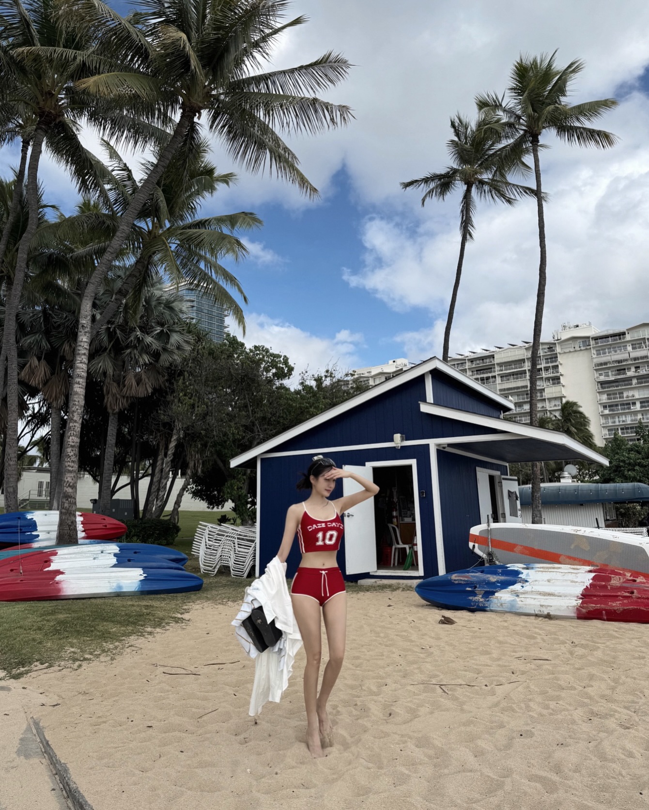 바캉스룩 종결👙효민픽 수영복 3

최근 하와이에서 신혼여행을 즐긴 효민은 다양한 스윔웨어로 눈길을 끌었는데요. 다채로운 컬러와 유니크한 디자인이 돋보이는 효민의 스윔웨어, 함께 살펴볼까요?🌊

1. 데이즈데이즈(DAZE DAYZ)
- 시그니처 로고 크롭 탑, 화이트 / 8만 9천 원, 블랙 브리프 / 7만 9천 원

2. 멜리앤로즈(MELLY&ROSE)
- 이탈리안 크링클 스트링 배색 모노키니 / 14만 9천원, 이탈리안 크링클 리버시블 스윔 햇 / 5만 9천원

3. 데이즈데이즈(DAZE DAYZ)
- 새시 탱크 탑(SASSY TANK TOP) / 9만 8천 원, 새시 스윔 쇼츠(SASSY SWIM SHORTS) / 8만 9천 원 이미지9