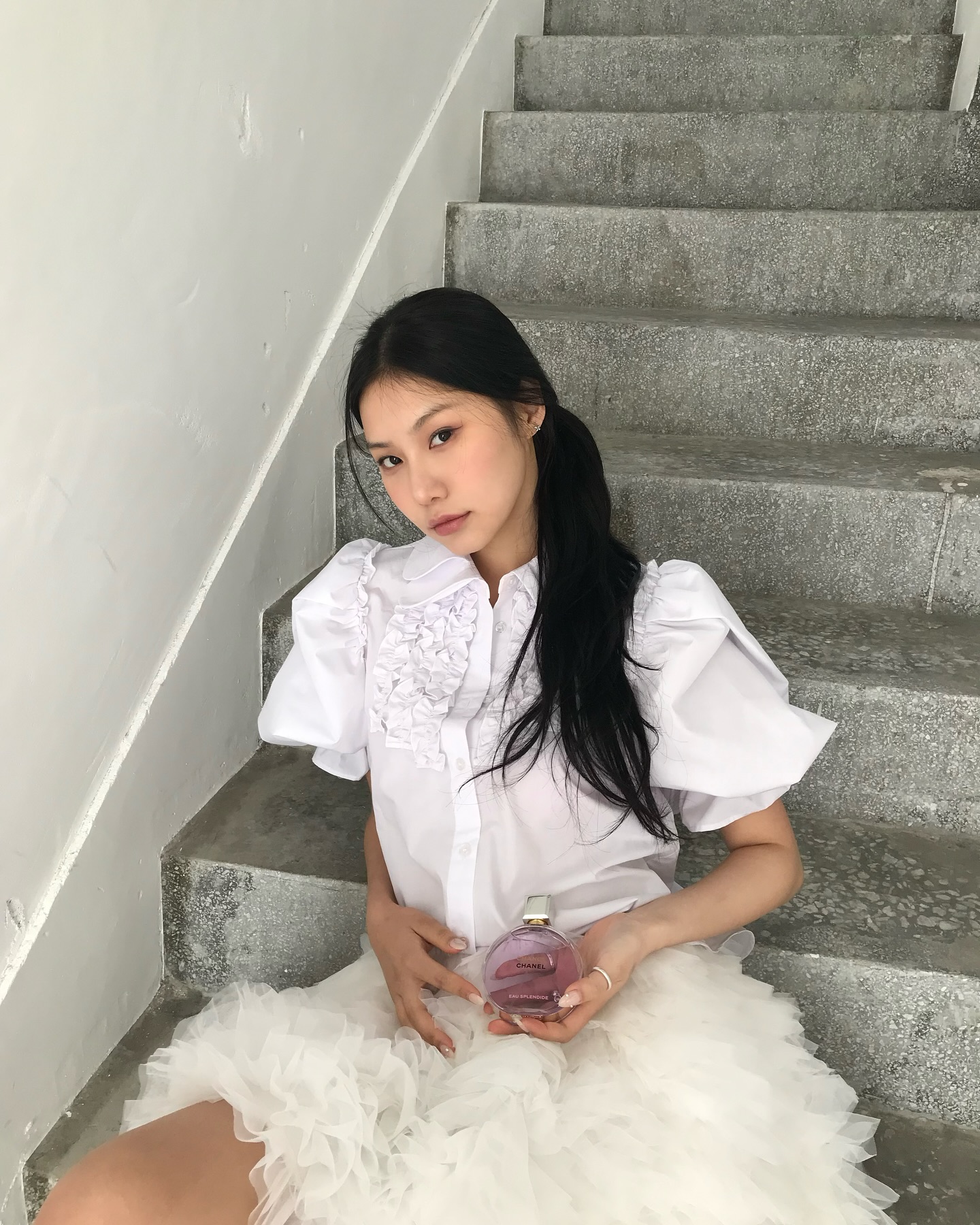 이름만 무서운 러블리 단명 헤어🎀

영미권에서 “일본 애니메이션에서 일찍 죽은 엄마들은 왜 똑같은 헤어스타일을 하는 거야?”라는 질문에서 시작된 이야기. 그렇게 농담처럼 시작된 스타일엔 어느새 ‘단명헤어’라는 별명이 붙었는데요.

이름은 살짝 무섭지만, 사랑스러운 분위기 덕분에 여자 아이돌들 사이에서 종종 등장하는 인기 스타일이기도 해요.

긴 머리가 지겨워졌다면, 한쪽으로 살짝 묶어 연출하는 단명헤어에 도전해보는 건 어떨까요?💖 이미지6