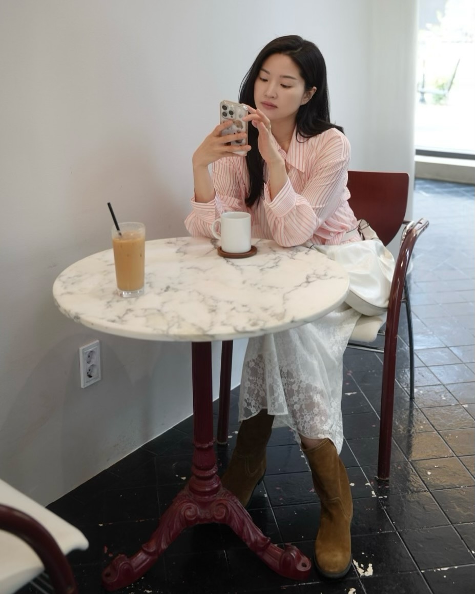 꾸안꾸에 화사함 한 스푼🤍
화이트 롱스커트로 완성한 봄 나들이룩✨ 이미지5
