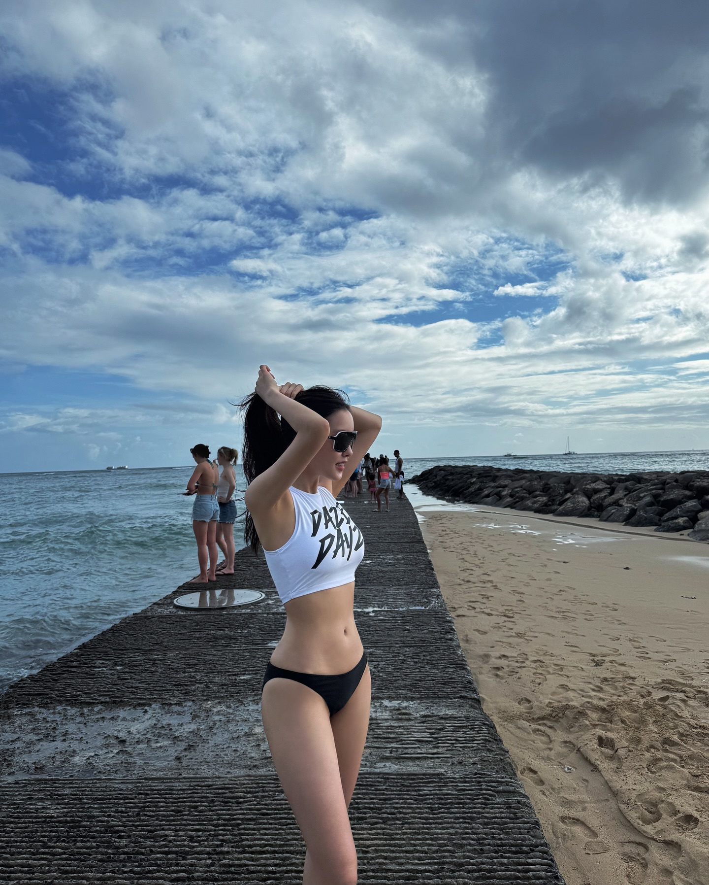 바캉스룩 종결👙효민픽 수영복 3

최근 하와이에서 신혼여행을 즐긴 효민은 다양한 스윔웨어로 눈길을 끌었는데요. 다채로운 컬러와 유니크한 디자인이 돋보이는 효민의 스윔웨어, 함께 살펴볼까요?🌊

1. 데이즈데이즈(DAZE DAYZ)
- 시그니처 로고 크롭 탑, 화이트 / 8만 9천 원, 블랙 브리프 / 7만 9천 원

2. 멜리앤로즈(MELLY&ROSE)
- 이탈리안 크링클 스트링 배색 모노키니 / 14만 9천원, 이탈리안 크링클 리버시블 스윔 햇 / 5만 9천원

3. 데이즈데이즈(DAZE DAYZ)
- 새시 탱크 탑(SASSY TANK TOP) / 9만 8천 원, 새시 스윔 쇼츠(SASSY SWIM SHORTS) / 8만 9천 원 이미지2