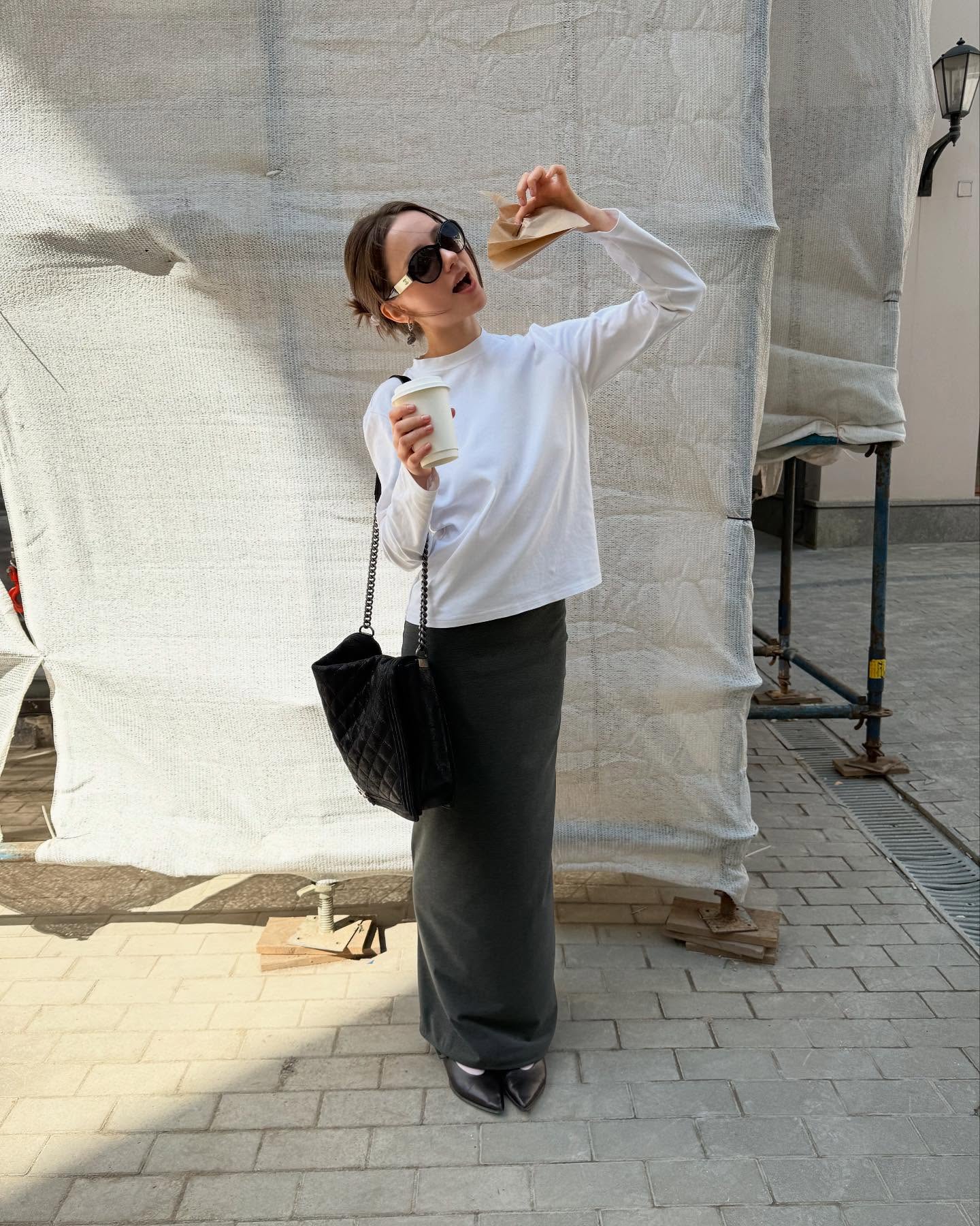 요즘 대세는 ‘칼럼 스커트’🖤

올해 수많은 트렌드템이 떠오르고 사라졌지만, 그중에서도 ‘칼럼 스커트’의 존재감은 점점 더 뚜렷해지고 있습니다. 말 그대로 원기둥처럼 곧고 일자로 떨어지는 실루엣이 특징인 칼럼 스커트는, 과한 굴곡 없이도 여리여리하고 날씬해 보이는 효과를 연출해주죠.

직선적인 라인 속에서도 페미닌하고 우아한 무드가 자연스럽게 묻어나, 포멀룩은 물론 데일리룩으로도 부담 없이 활용할 수 있습니다.

다가오는 봄, 무심한 듯 세련된 칼럼 스커트로 나만의 스타일을 완성해보세요.✨ 이미지