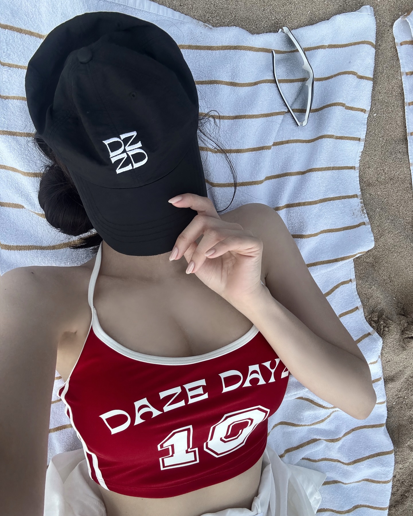 바캉스룩 종결👙효민픽 수영복 3

최근 하와이에서 신혼여행을 즐긴 효민은 다양한 스윔웨어로 눈길을 끌었는데요. 다채로운 컬러와 유니크한 디자인이 돋보이는 효민의 스윔웨어, 함께 살펴볼까요?🌊

1. 데이즈데이즈(DAZE DAYZ)
- 시그니처 로고 크롭 탑, 화이트 / 8만 9천 원, 블랙 브리프 / 7만 9천 원

2. 멜리앤로즈(MELLY&ROSE)
- 이탈리안 크링클 스트링 배색 모노키니 / 14만 9천원, 이탈리안 크링클 리버시블 스윔 햇 / 5만 9천원

3. 데이즈데이즈(DAZE DAYZ)
- 새시 탱크 탑(SASSY TANK TOP) / 9만 8천 원, 새시 스윔 쇼츠(SASSY SWIM SHORTS) / 8만 9천 원 이미지8