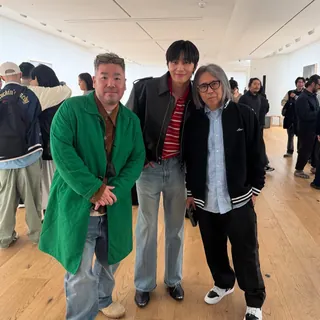 후지와라 히로시가 신은 프라그먼트 x 유니온 조던 블랙&화이트⚡️
후지와라 히로시(fujiwarahiroshi)는 최근 서울에서 열린 렉토(recto)의 VIP 리셉션과 현대카드 컬처프로젝트 29 '톰 삭스' 전시 프리뷰에서 프라그먼트 x 유니온 LA x 나이키 에어 조던 1 하이 협업 제품으로 추정되는 조던을 신고 등장했습니다.
기존 블루 버전과는 다른 화이트/블랙 컬러웨이로, 유니온 특유의 스티치 디테일과 프라그먼트의 번개 로고가 힐 사이드에 새겨진 것이 보입니다.
다시 한번 기대하게 만드는 히로시😎 이미지