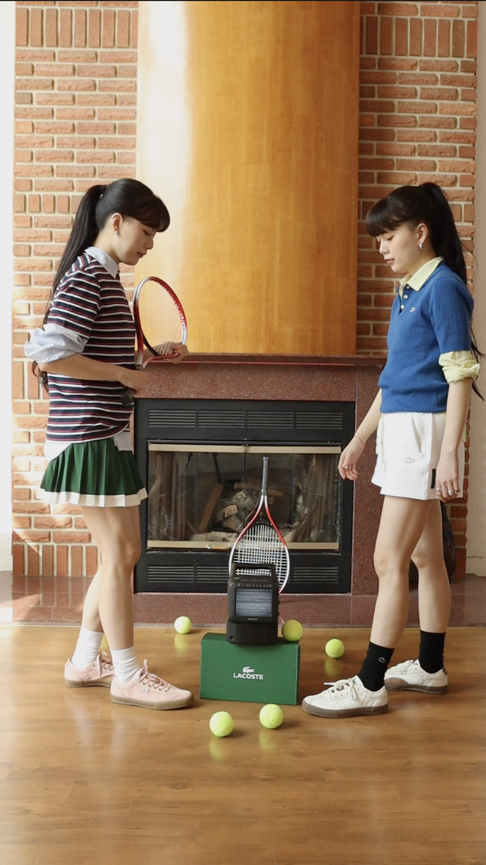 라코스테 필수템🎾👟백슬램 무드
1960년대 출시된 빈티지 악어 감성🐊🇫🇷새롭게 프렌치해

라코스테가 테니스 헤리티지와 프렌치 감성을 담은 백슬램 스니커즈를 선보였습니다.

라코스테가 1960년대 코트화를 현대적으로 재해석한 스니커즈 ‘백슬램’을 공개했습니다. 프렌치 감성과 절제된 디자인이 어우러진 이번 캠페인은 시즌 무드에 어울리는 데일리 스타일을 제안합니다.

오가닉 코튼 어퍼와 스웨이드 디테일, 안정감 있는 착화감이 특징이며, 오프 화이트, 더스티 핑크, 카키 등 다양한 컬러로 구성됐습니다. 일상에 자연스럽게 스며드는 감도가 돋보입니다.

빈티지 감성을 현대적으로 재해석한 디자인의 스니커즈, 봄 시즌 가볍고 산뜻한 데일리 스니커즈로 활용하세요. 이미지6